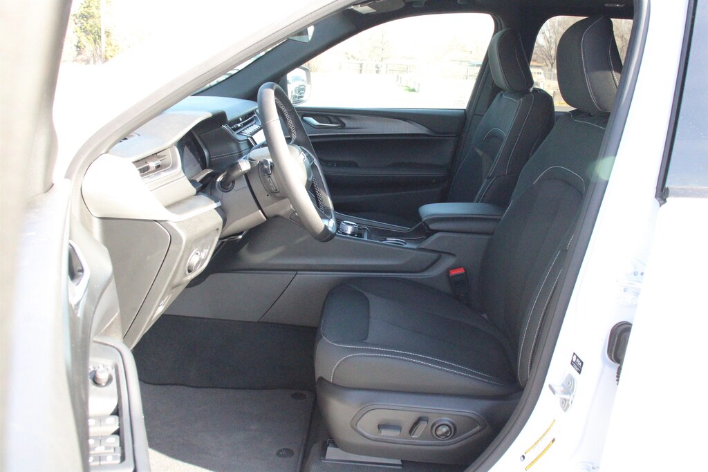 New 2026 Jeep Grand Cherokee Laredo Sport Utility