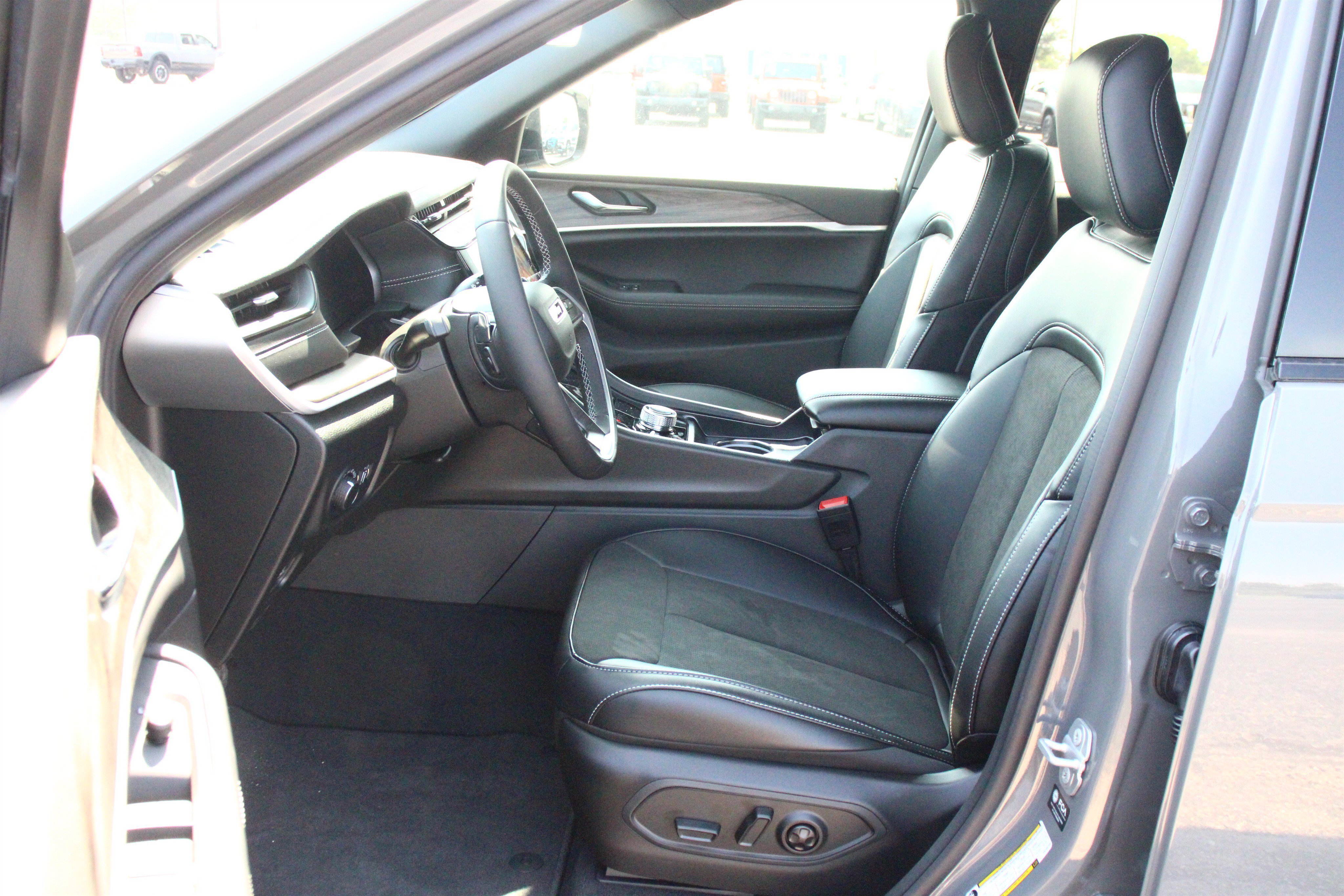 New 2027 Jeep Grand Cherokee L Laredo Sport Utility