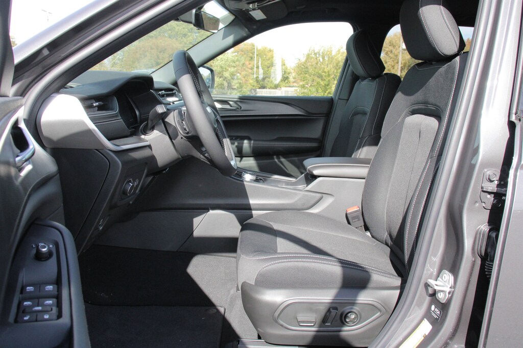 New 2025 Jeep Grand Cherokee Laredo Sport Utility