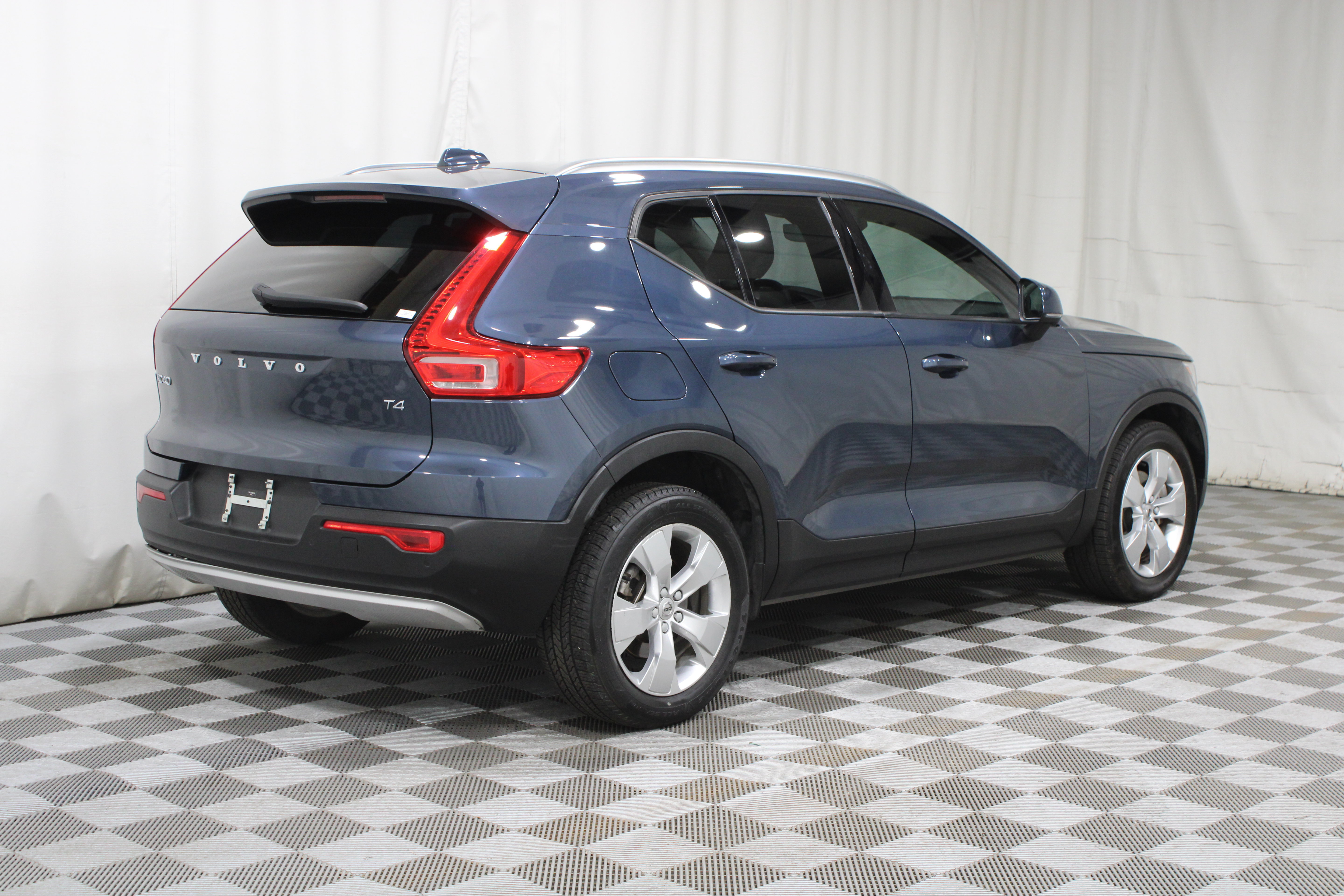 Used 2022 Volvo XC40 T4 FWD Momentum SUV