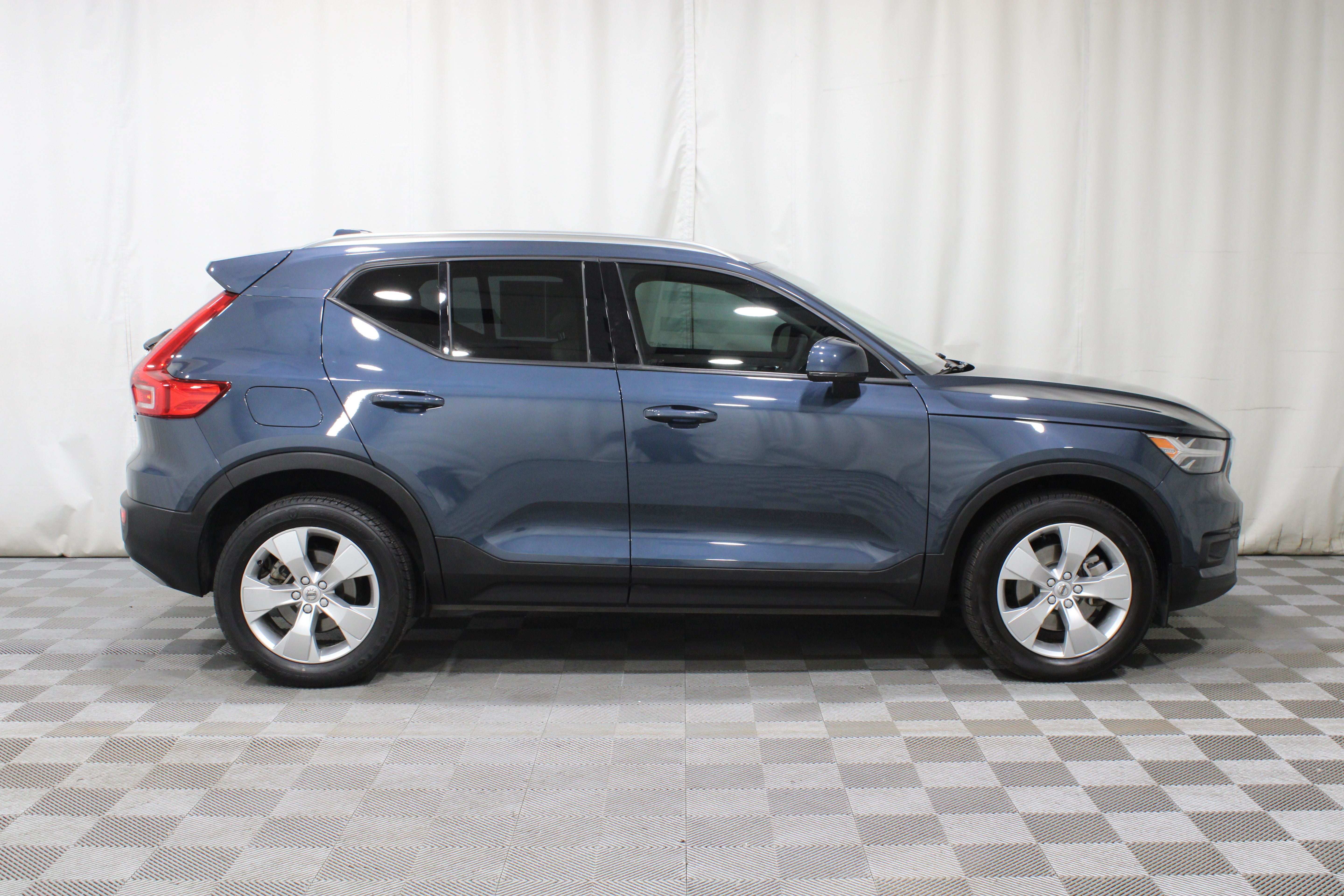Used 2022 Volvo XC40 T4 FWD Momentum SUV