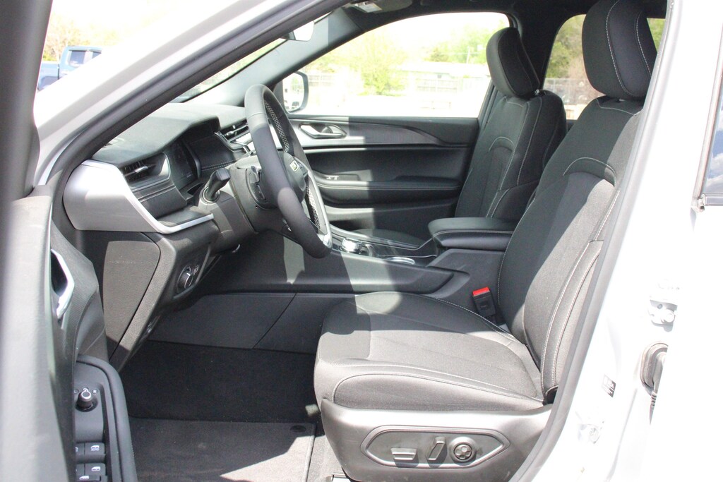 New 2026 Jeep Grand Cherokee Laredo Sport Utility