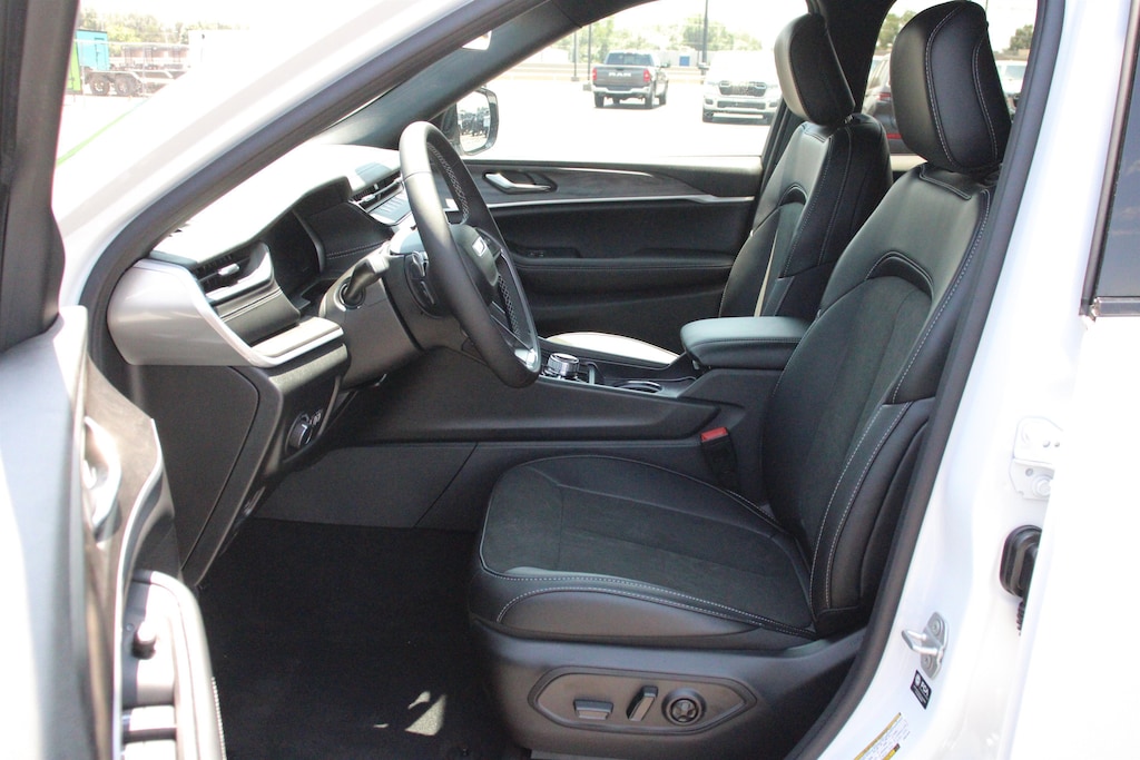 New 2026 Jeep Grand Cherokee L Laredo Sport Utility