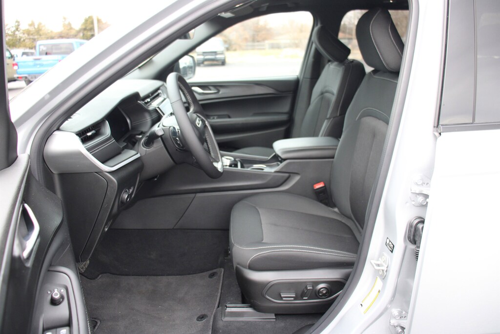 New 2025 Jeep Grand Cherokee Laredo Sport Utility