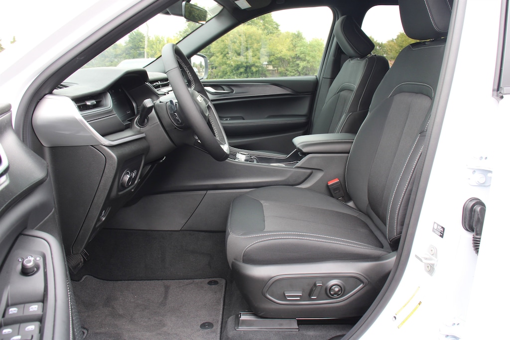 New 2025 Jeep Grand Cherokee Laredo Sport Utility