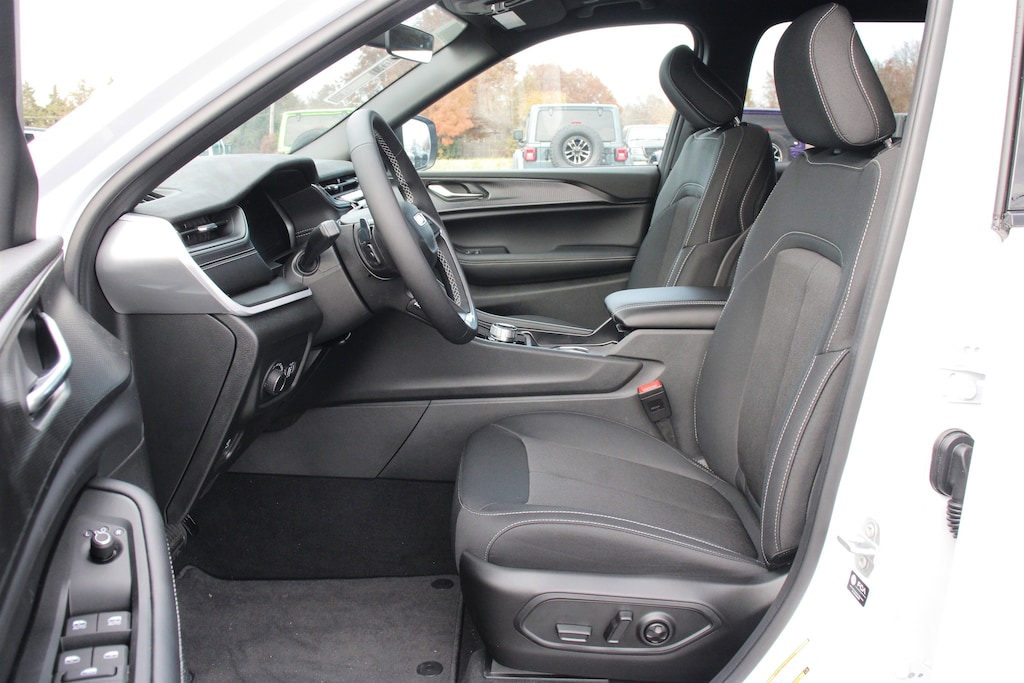 New 2025 Jeep Grand Cherokee L Laredo Sport Utility