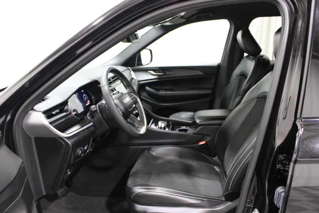Used 2025 Jeep Grand Cherokee Laredo SUV