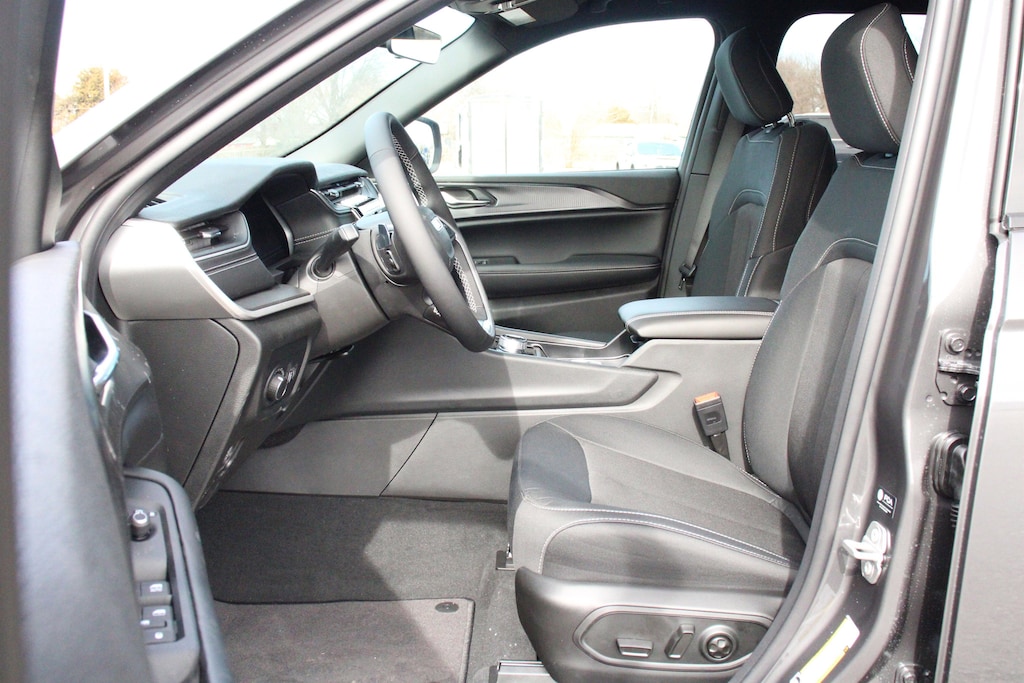 New 2026 Jeep Grand Cherokee Laredo Sport Utility