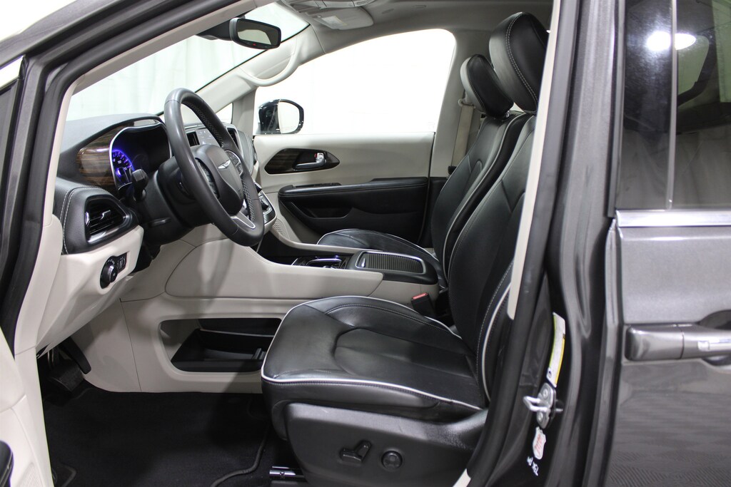 Used 2023 Chrysler Pacifica Limited Van Passenger Van