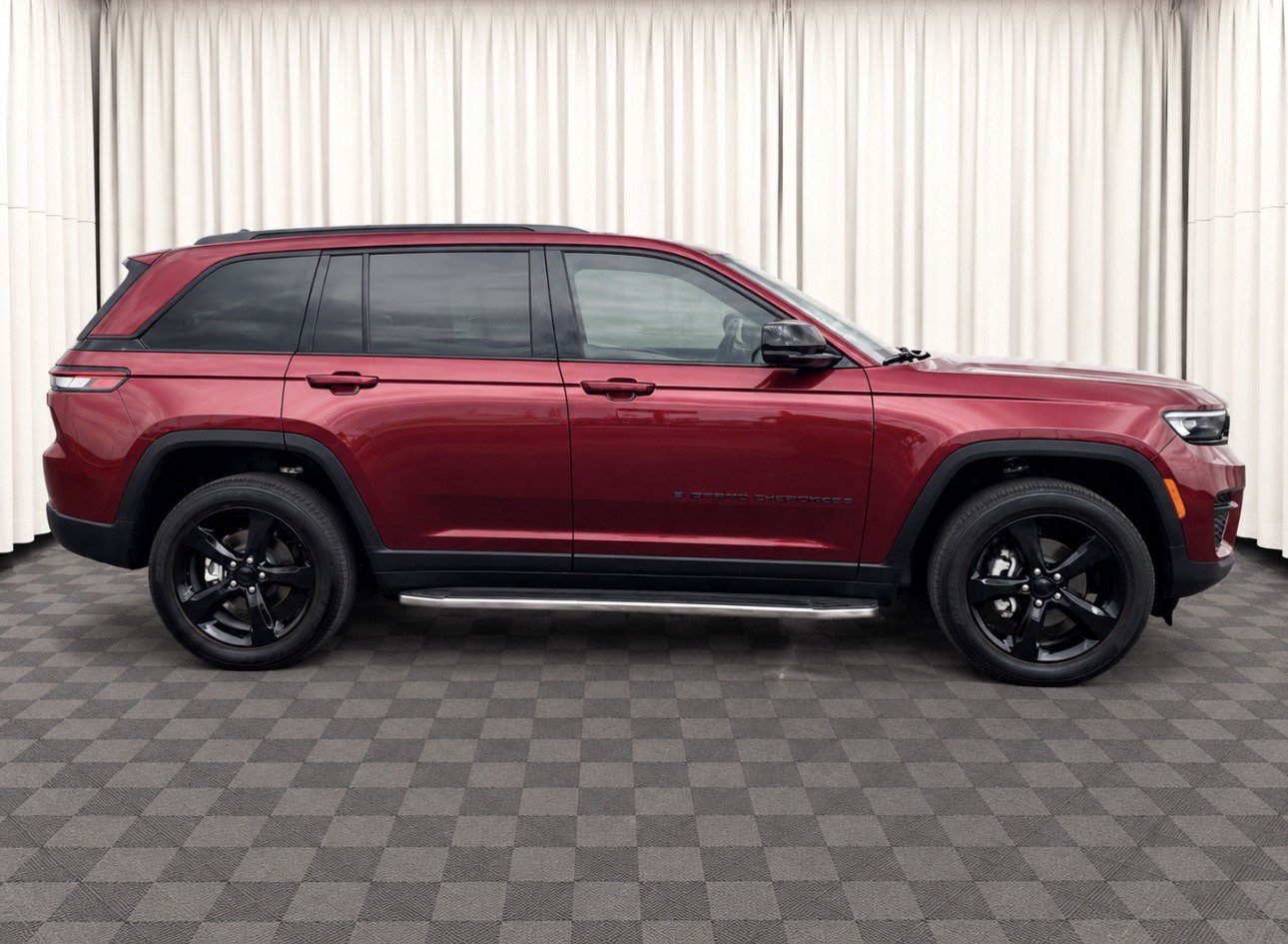 Used 2025 Jeep Grand Cherokee Laredo SUV