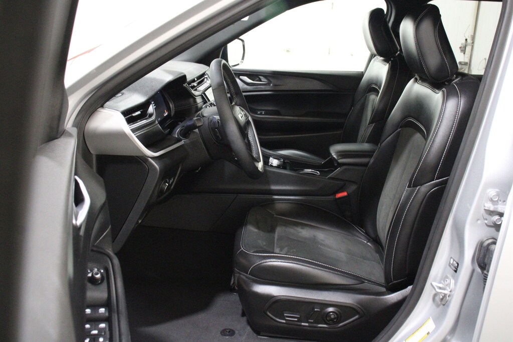 Used 2025 Jeep Grand Cherokee Laredo SUV