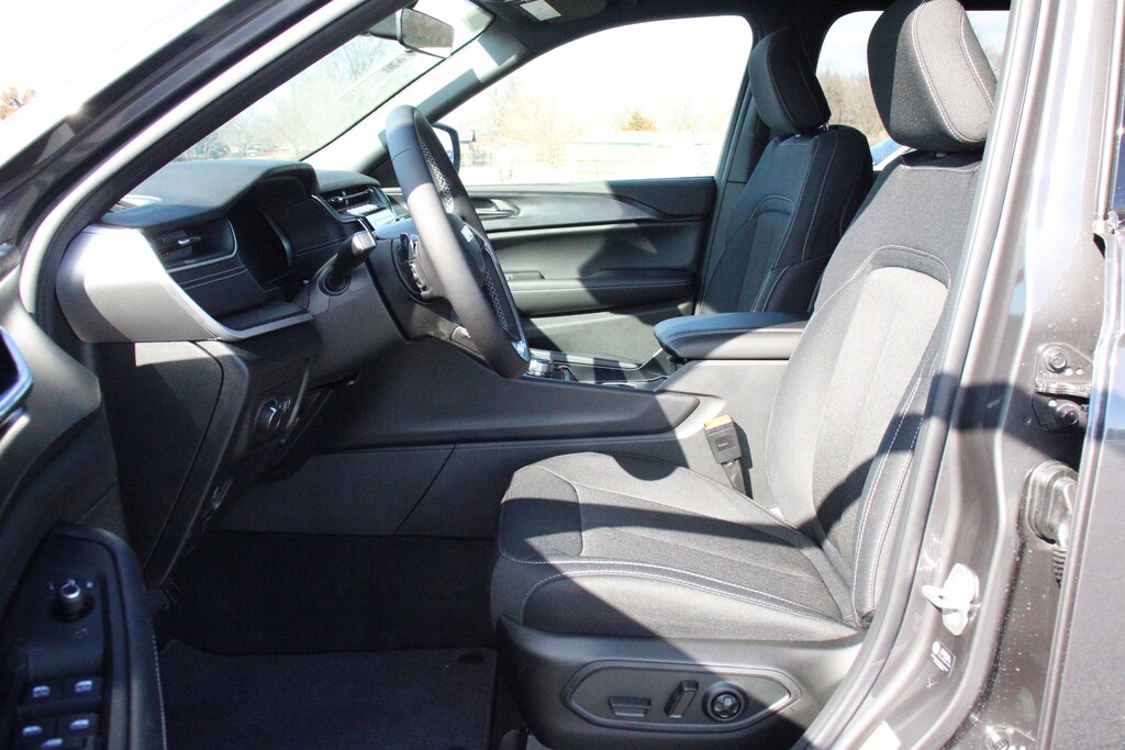 New 2026 Jeep Grand Cherokee L Laredo Sport Utility