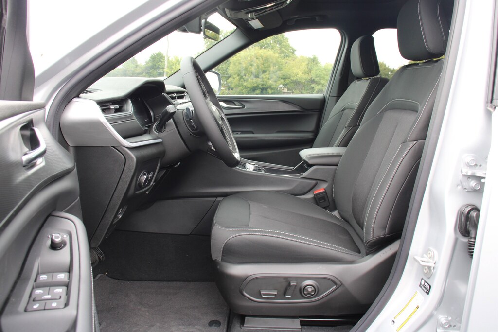 New 2025 Jeep Grand Cherokee L Laredo Sport Utility