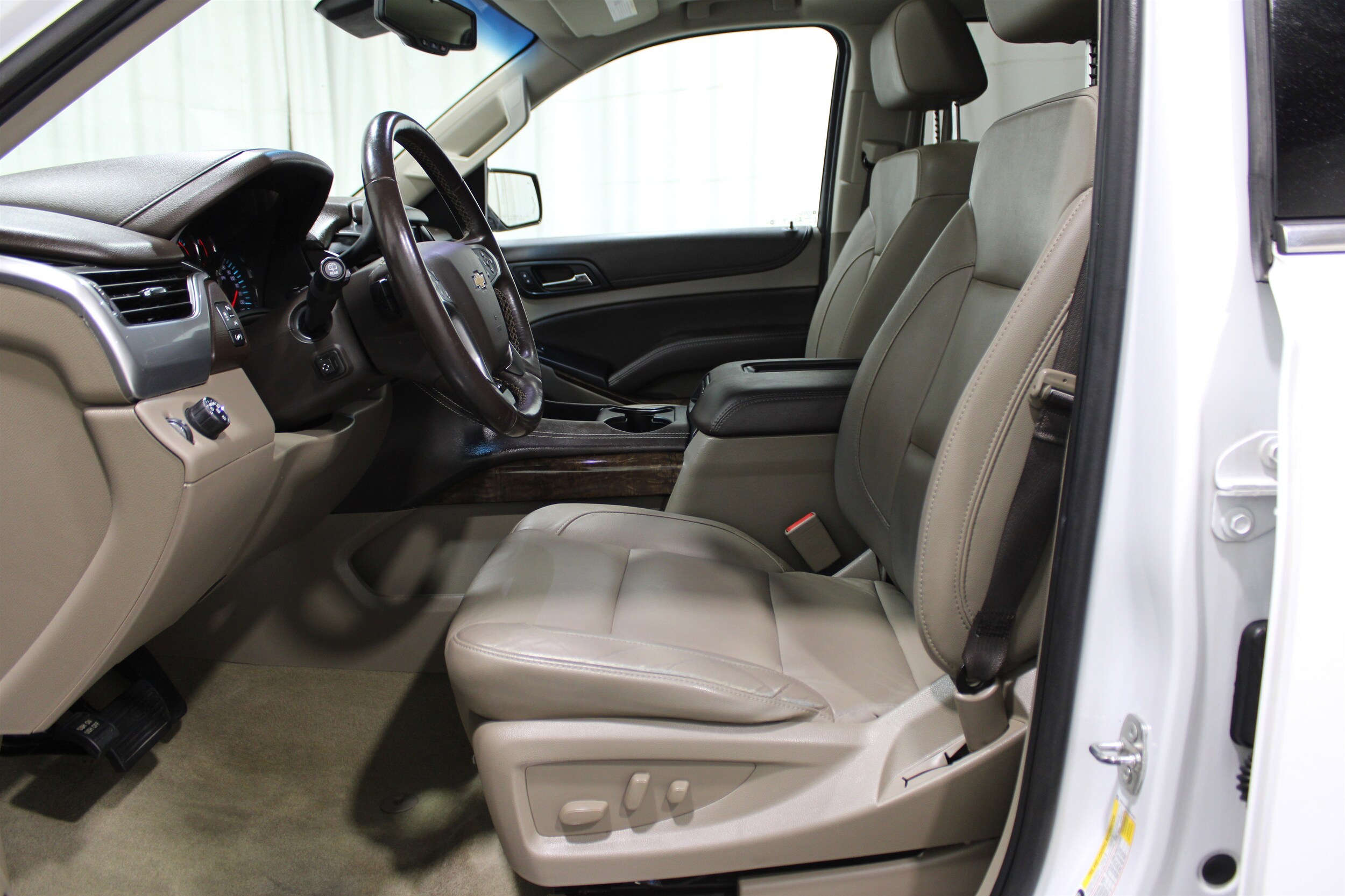 2018 Chevrolet Suburban LT photo 3