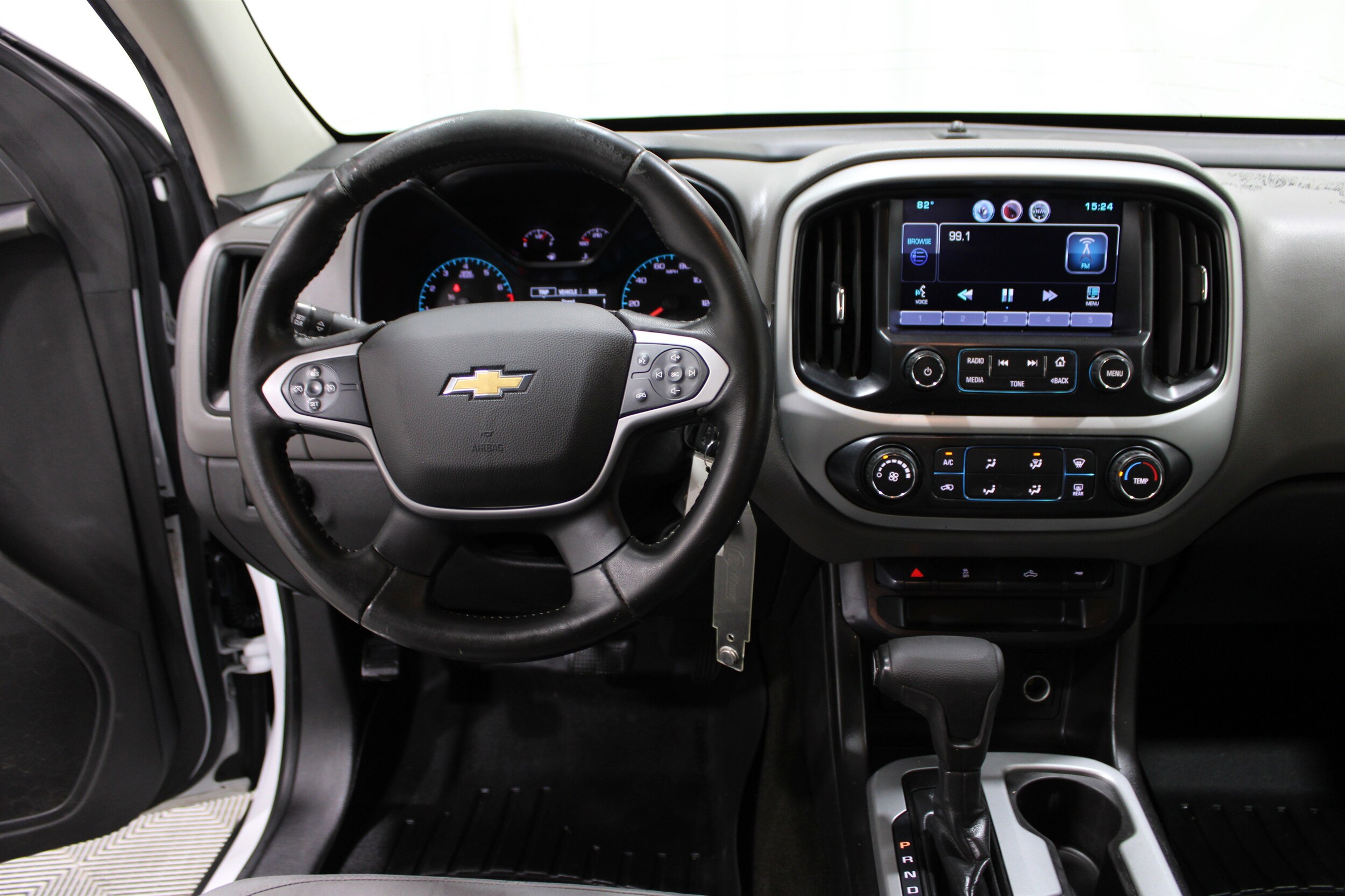 2015 Chevrolet Colorado LT photo 2