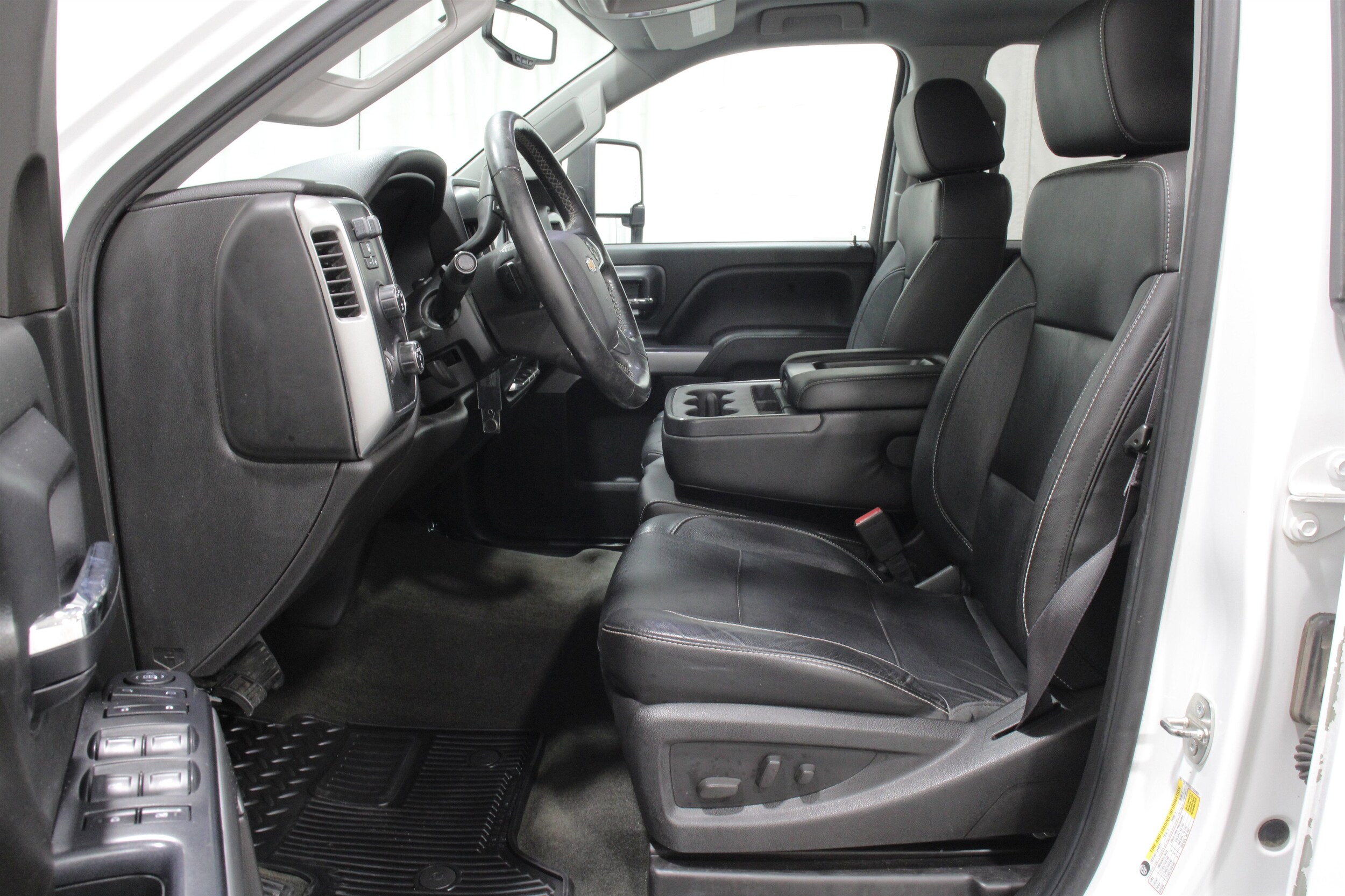 2015 Chevrolet Silverado 2500HD LT photo 3