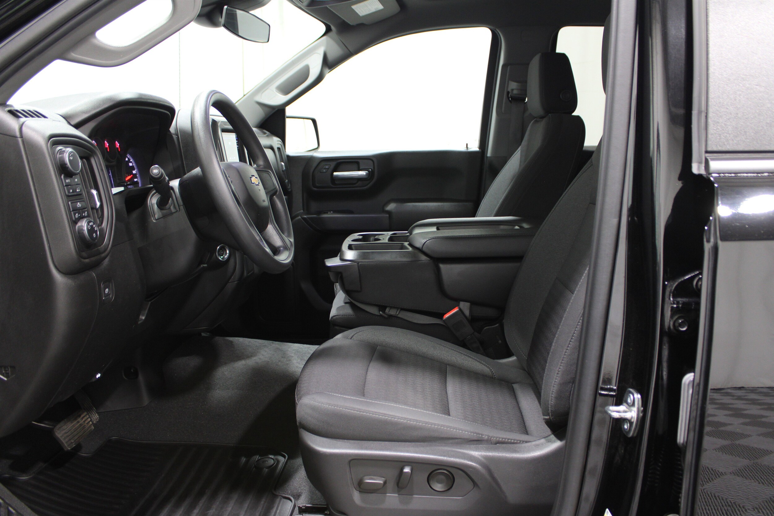 2023 Chevrolet Silverado 1500 Custom photo 3