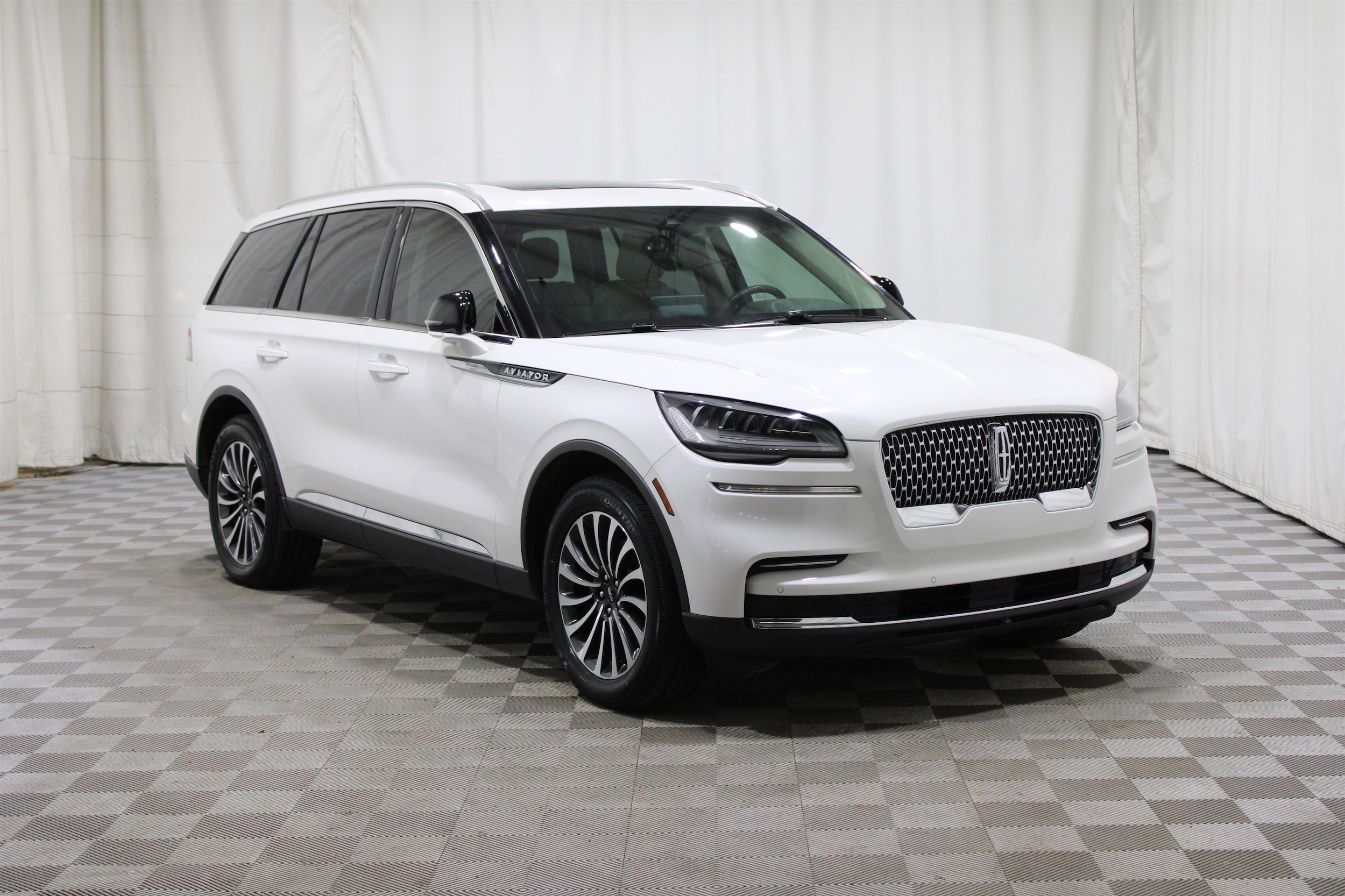 2023 Lincoln Aviator Base's photo