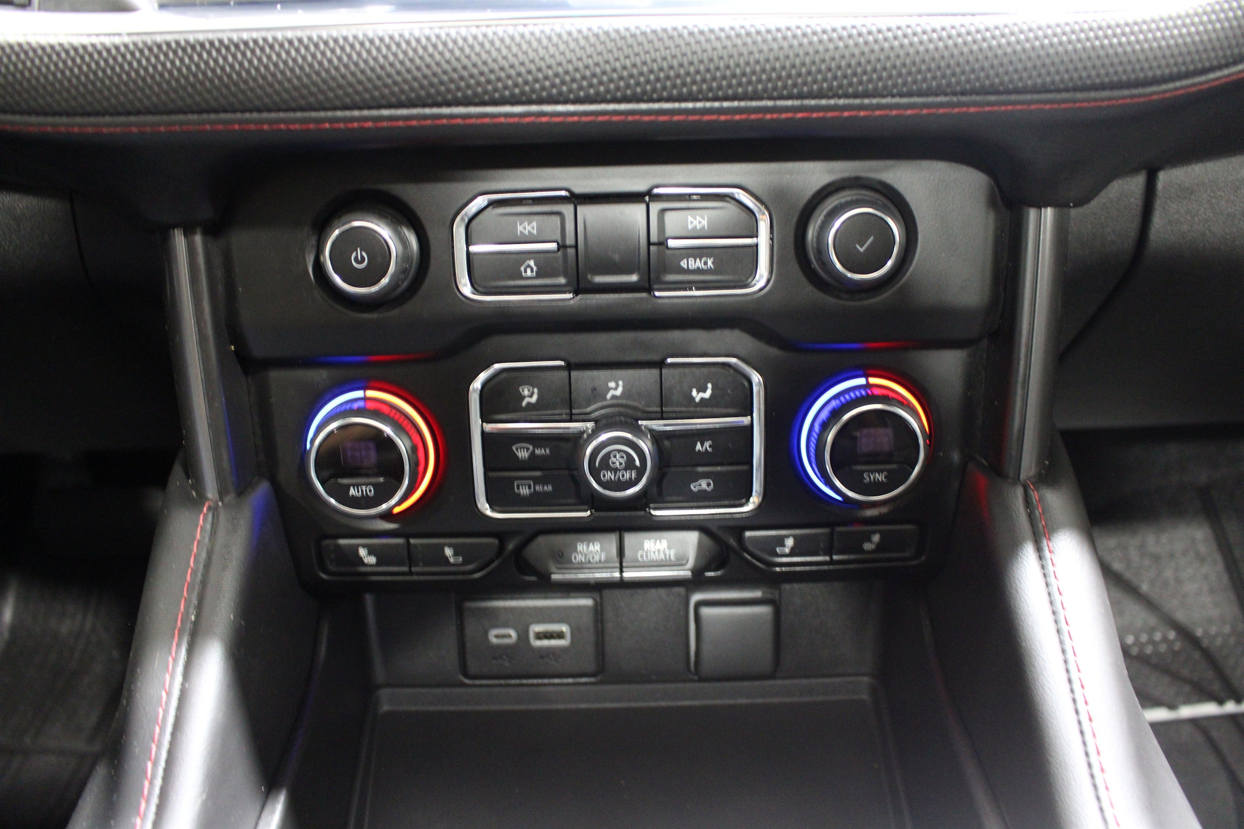 2024 Chevrolet Suburban RST - Photo 18