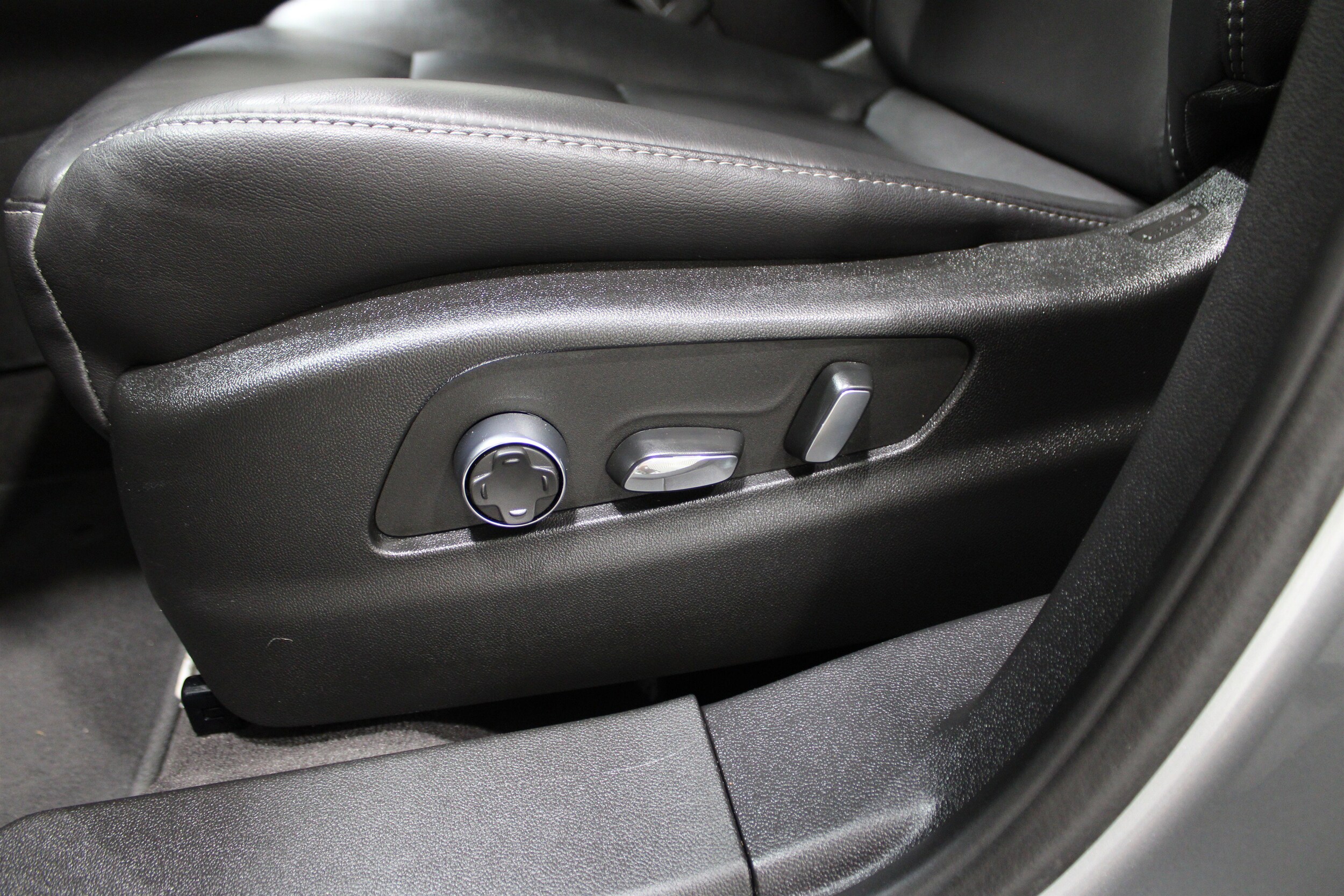 2025 Cadillac XT4 Premium Luxury photo 4