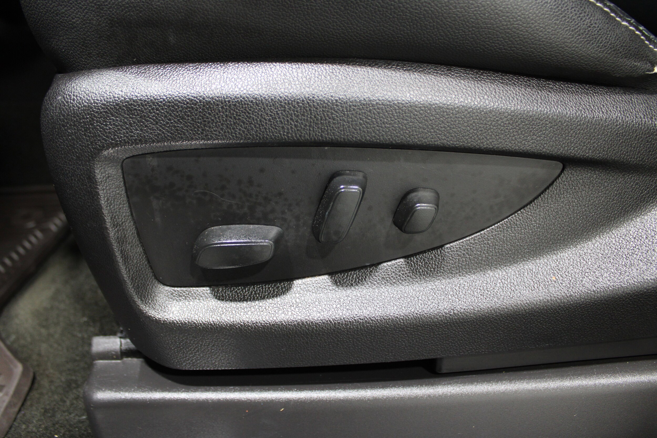 2018 Chevrolet Tahoe LT photo 2