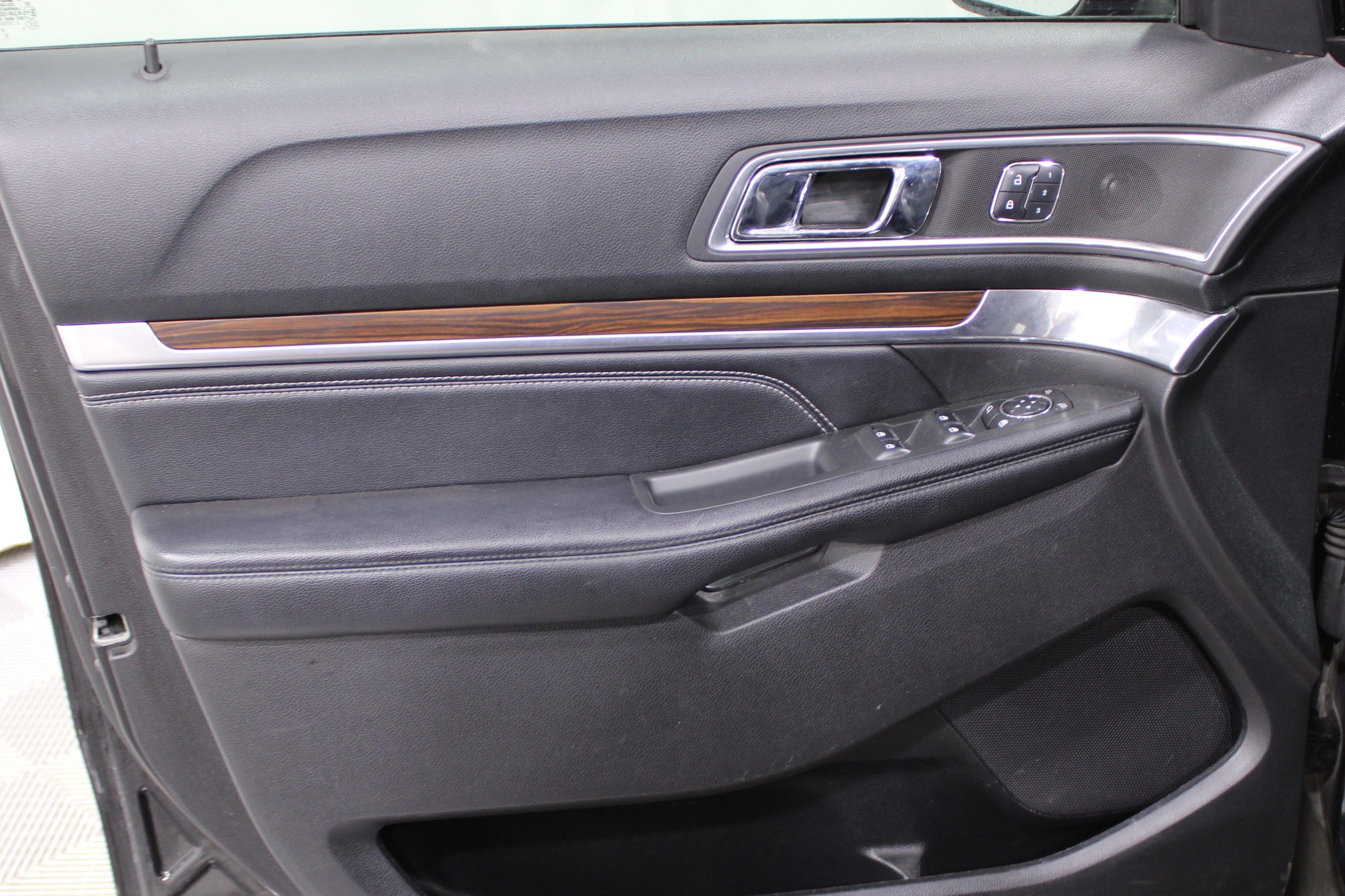 Image 6 of 2017 Ford Explorer Limited SUV