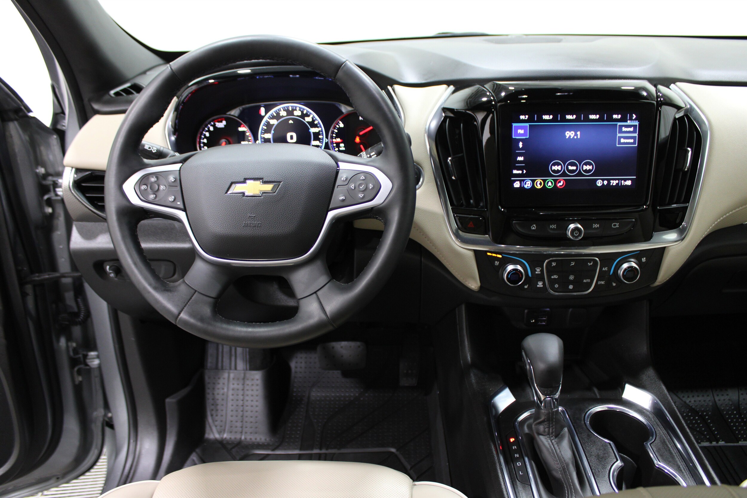 2023 Chevrolet Traverse Premier photo 2