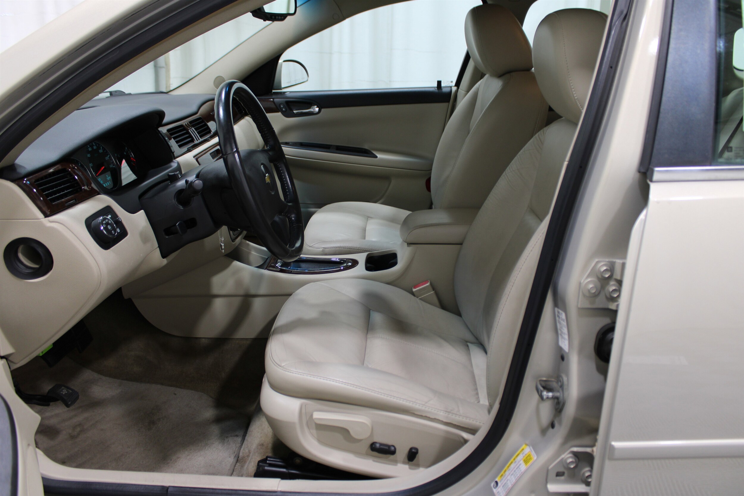 2011 Chevrolet Impala LTZ photo 3