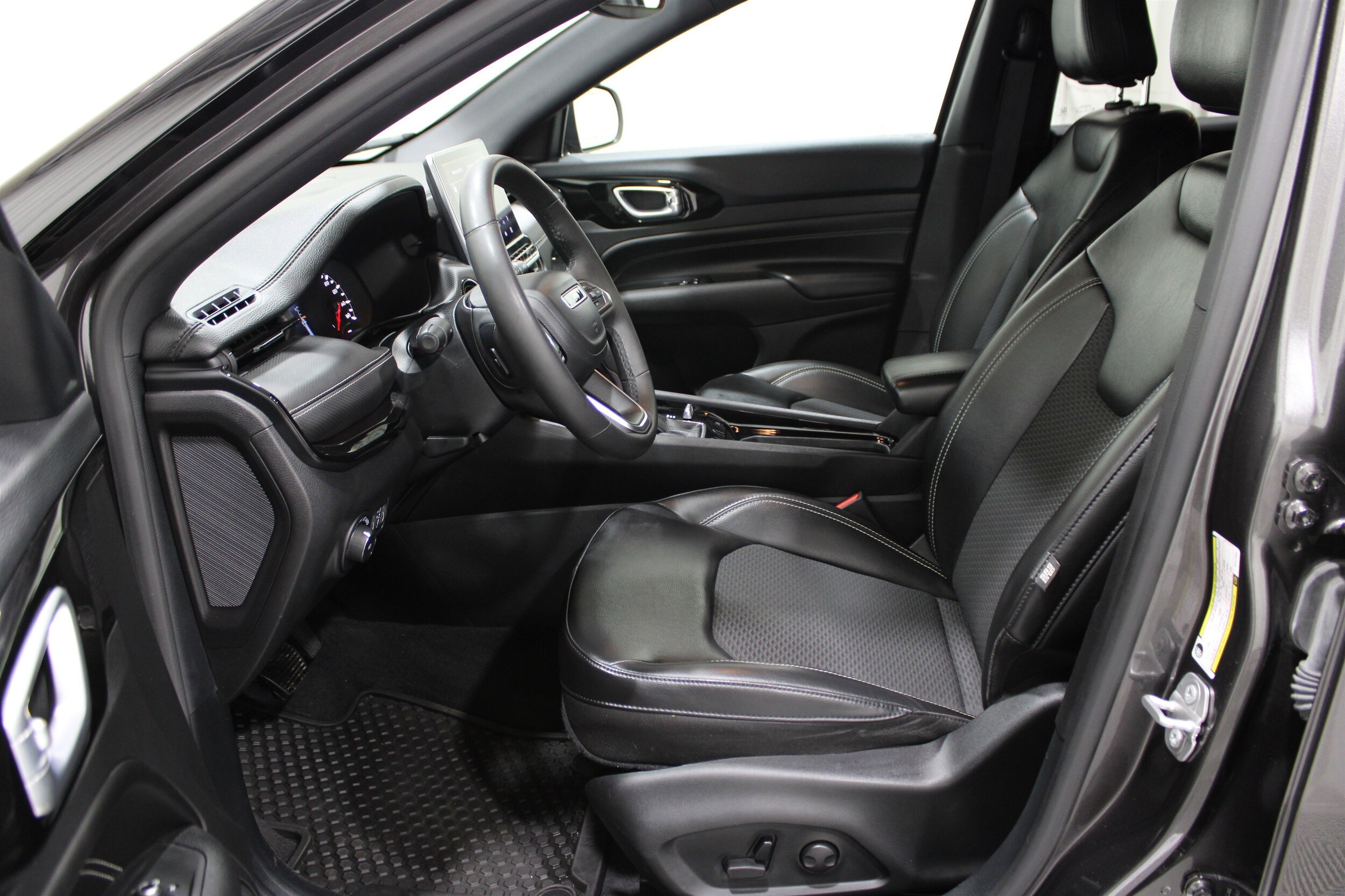 2023 Jeep Compass Altitude photo 3