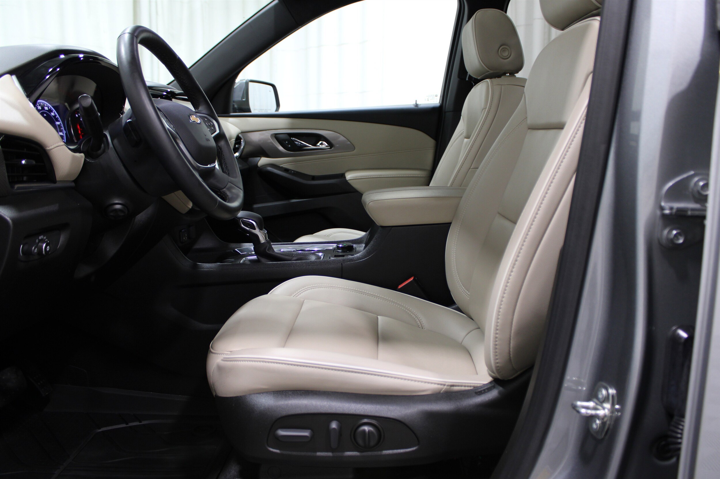 2023 Chevrolet Traverse Premier photo 3