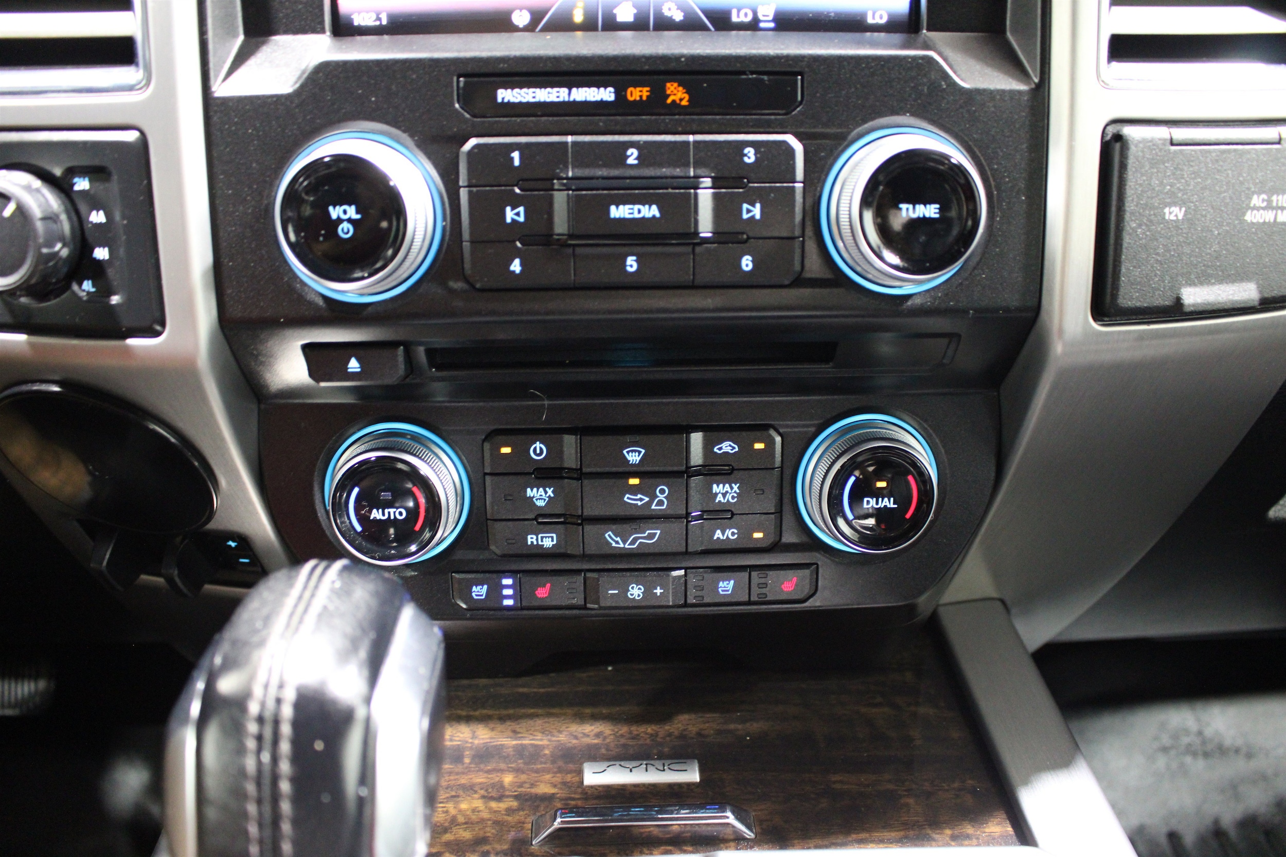 2015 Ford F-150 Platinum - Photo 17