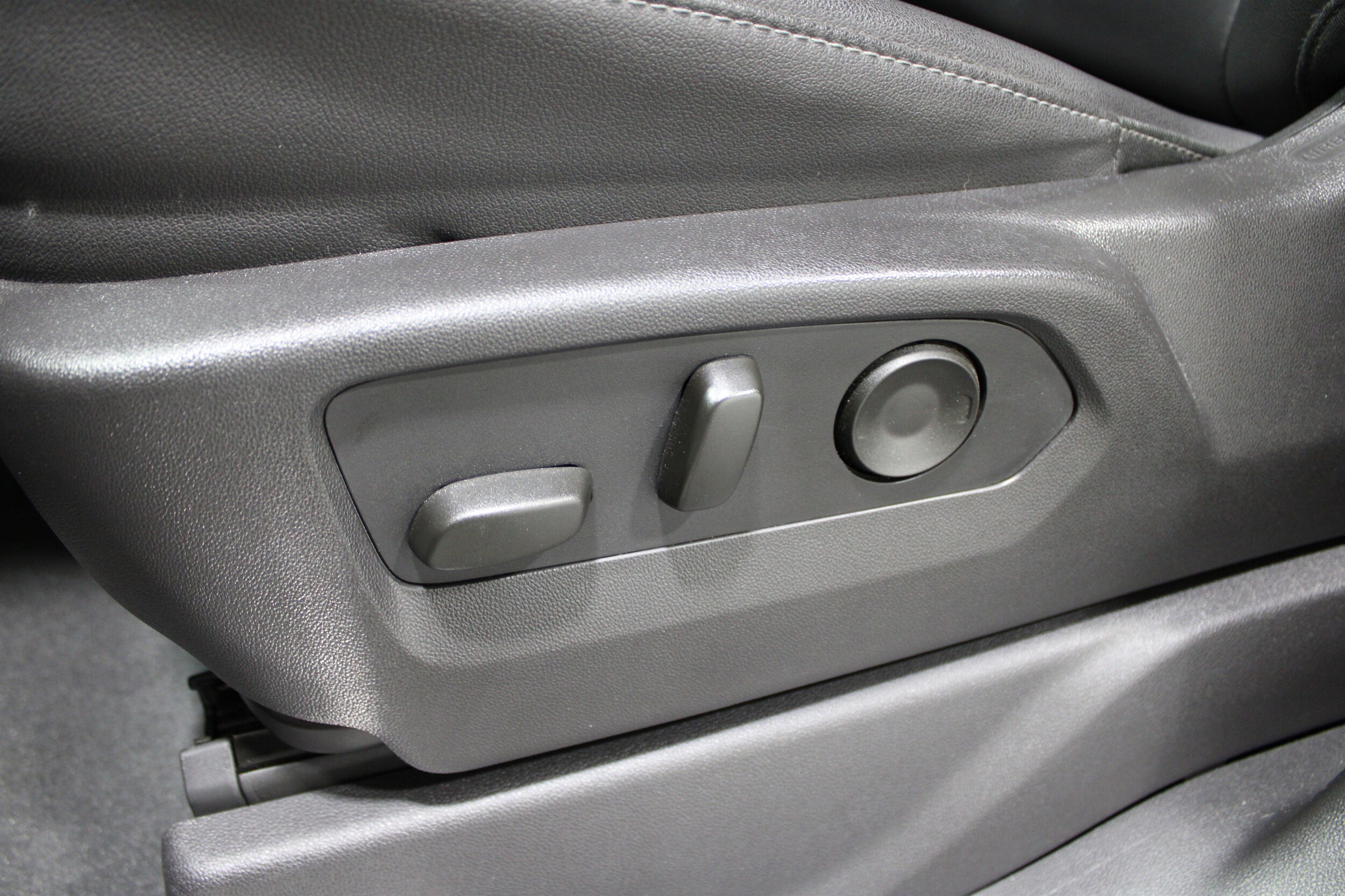 2024 Chevrolet Silverado 1500 RST photo 4