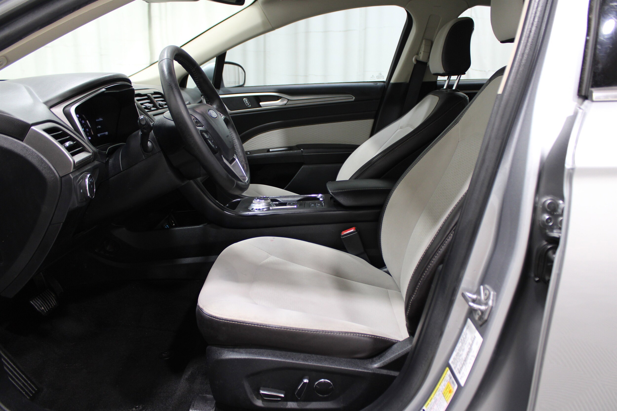 2020 Ford Fusion SE photo 3