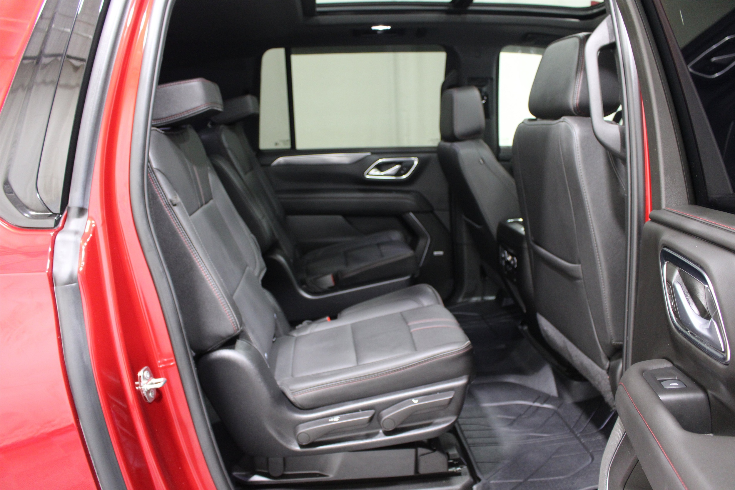 2024 Chevrolet Suburban RST - Photo 27