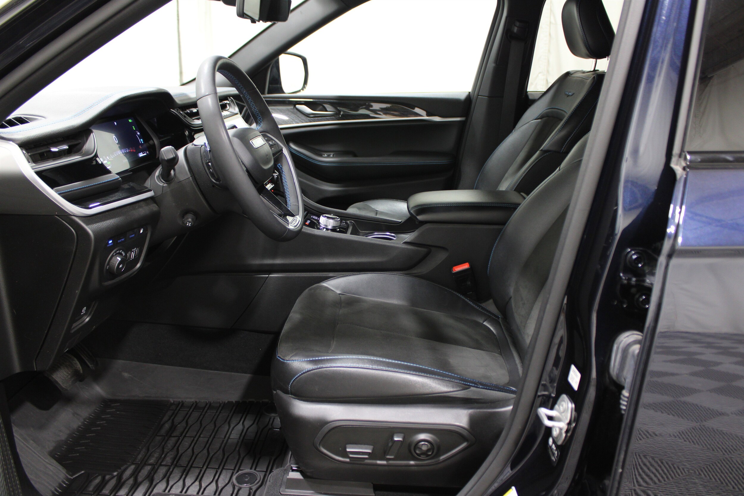 2024 Jeep Cherokee Trailhawk 4xe photo 3