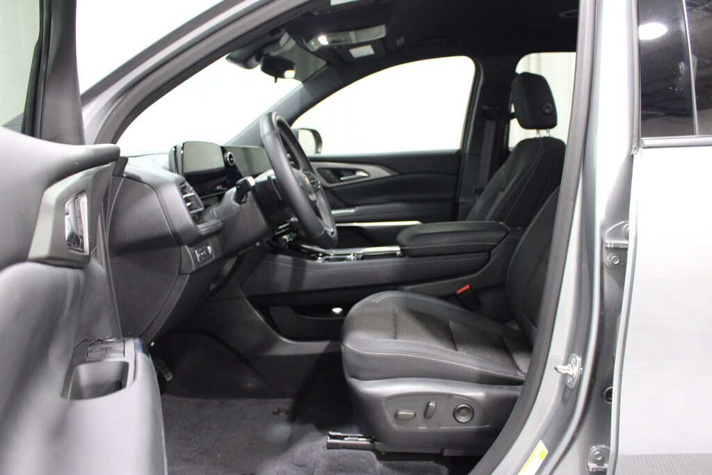 Used 2025 Chevrolet Traverse FWD LT SUV