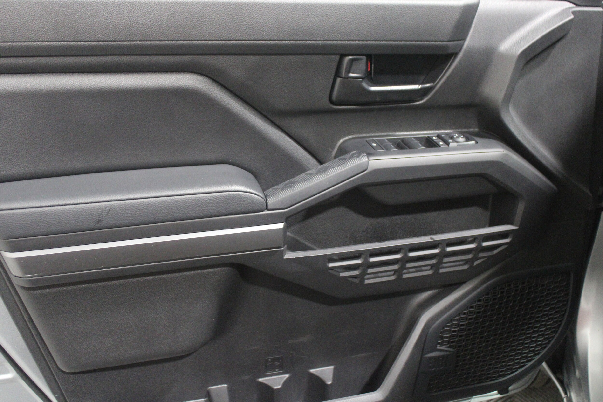 2024 Toyota Tacoma SR5 photo 3