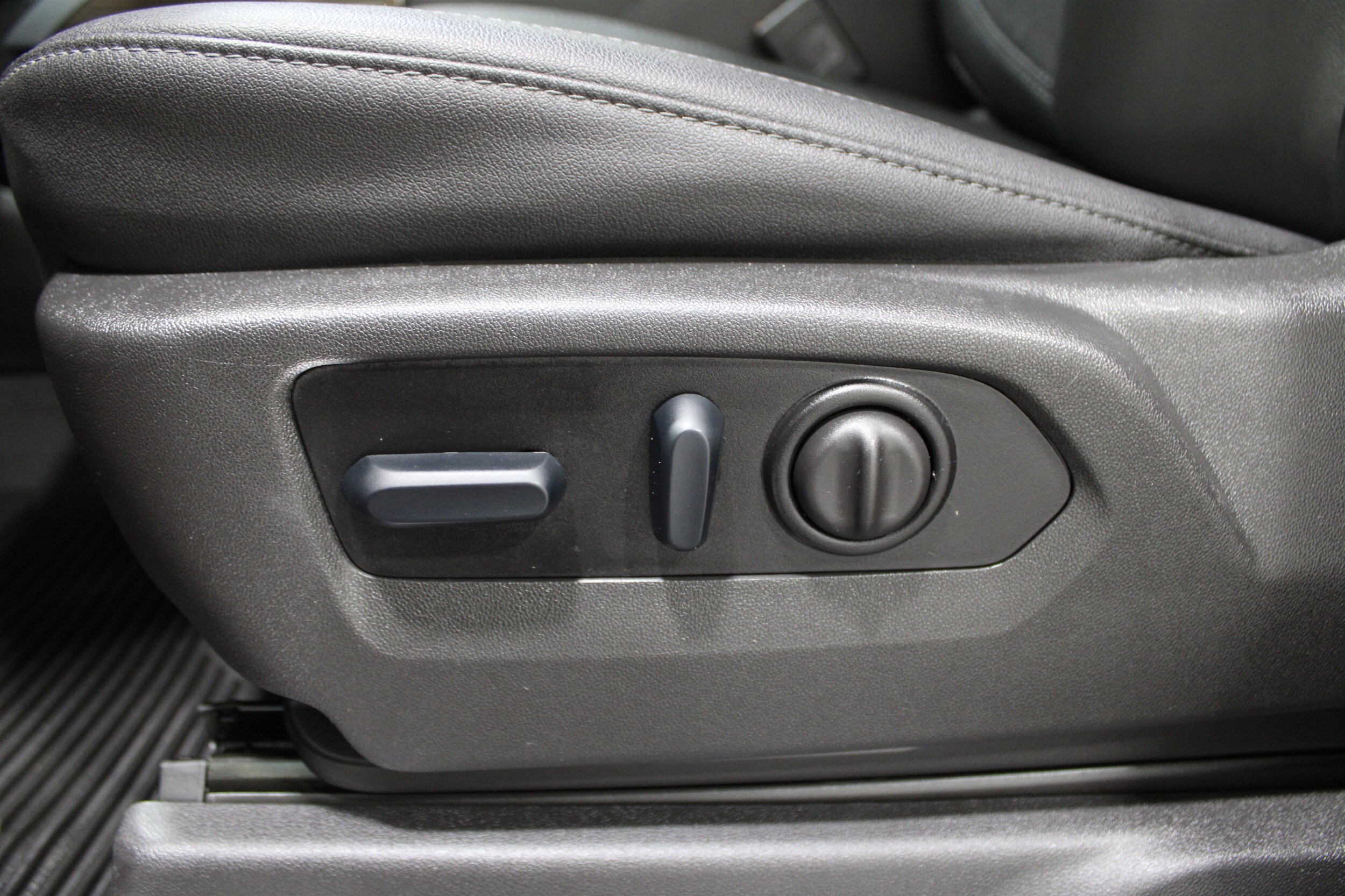 2023 Chevrolet Silverado 3500HD LT photo 4