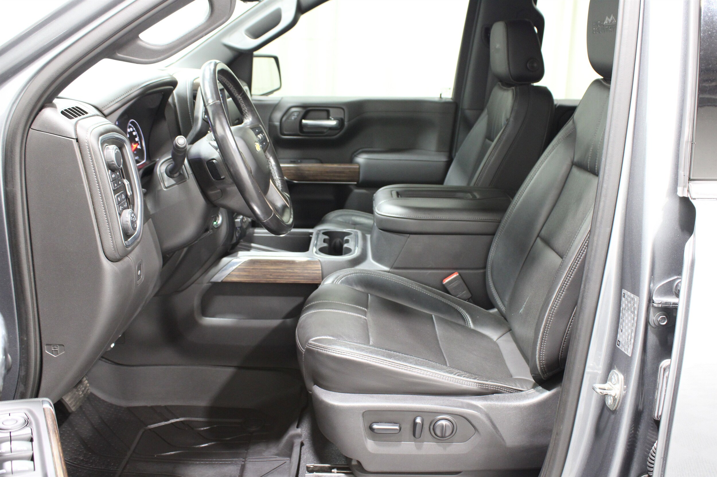 2019 Chevrolet Silverado 1500 High Country photo 2