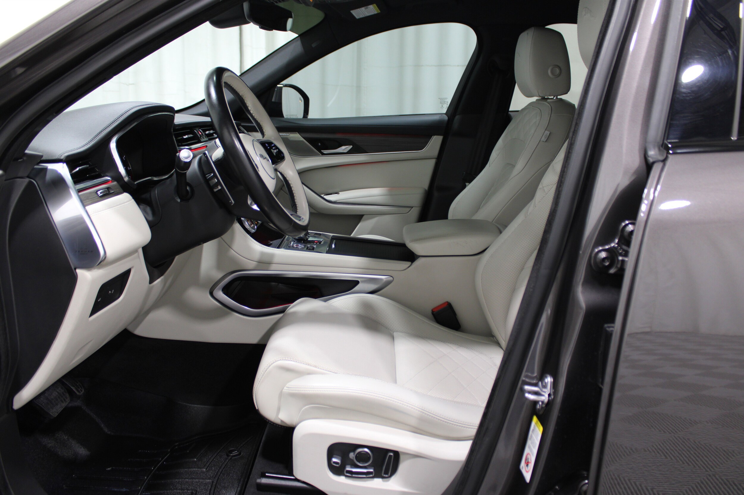 2022 Jaguar F-PACE P250 S photo 3