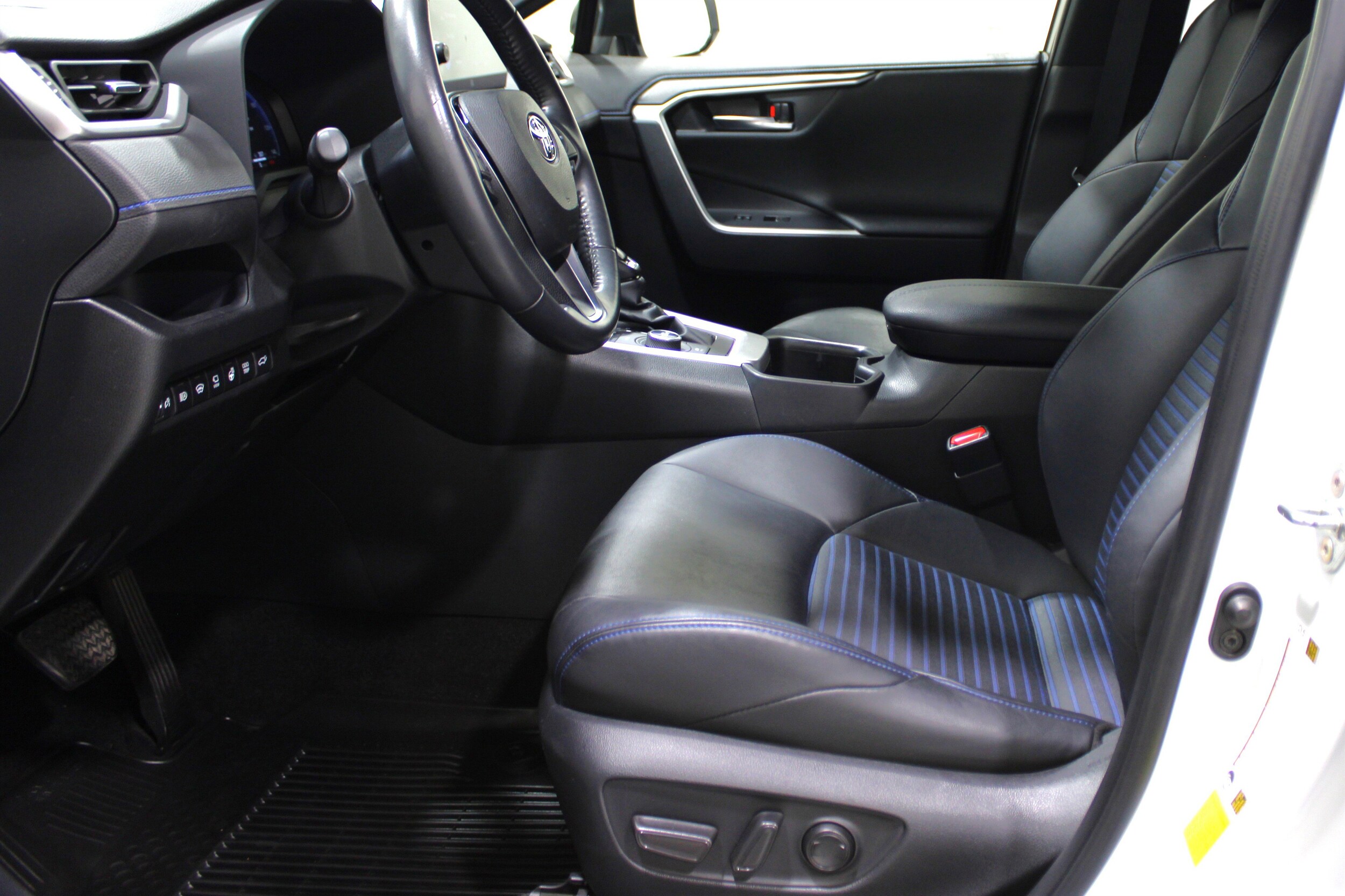 2024 Toyota RAV4 Hybrid XSE photo 3