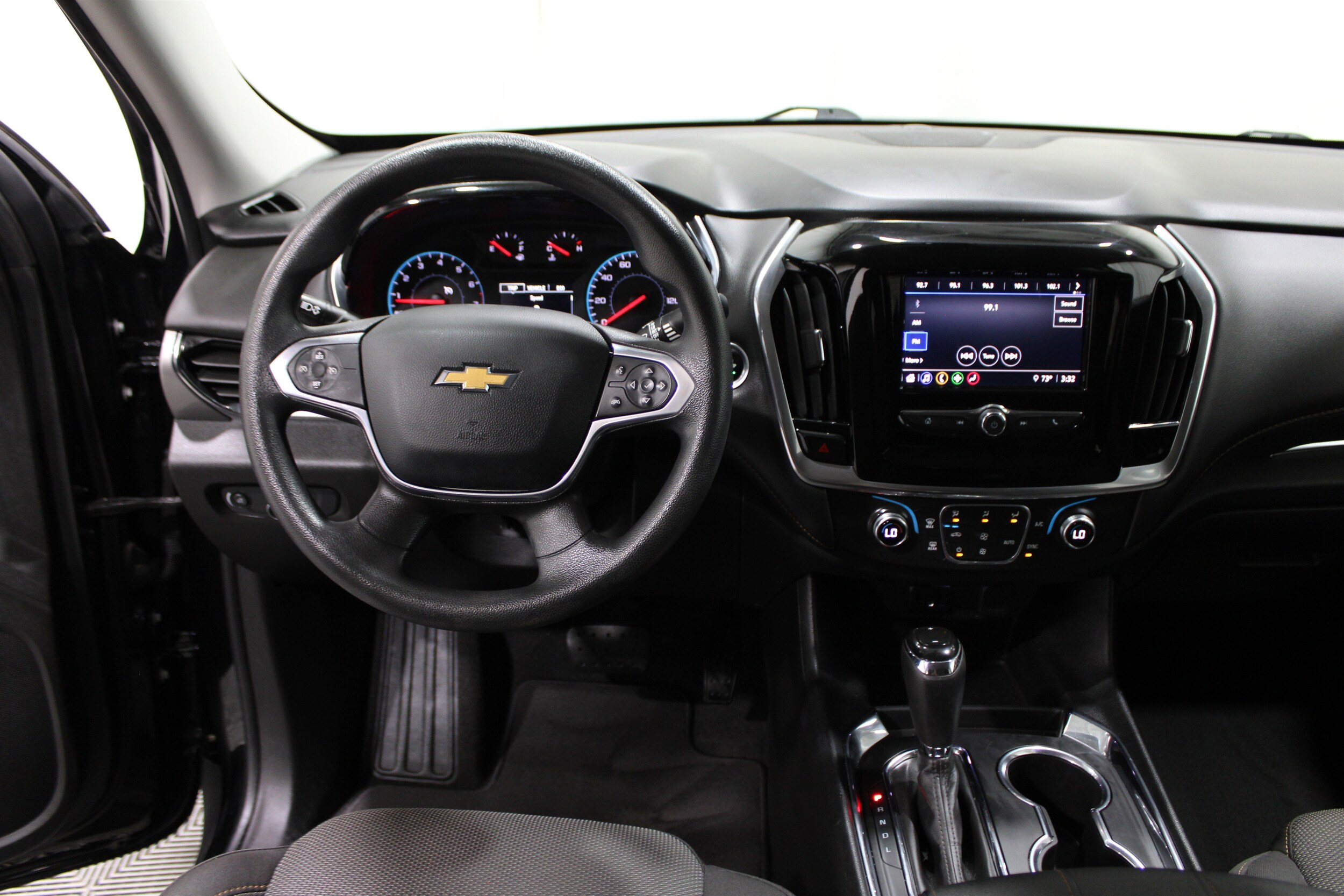 2020 Chevrolet Traverse LS photo 2