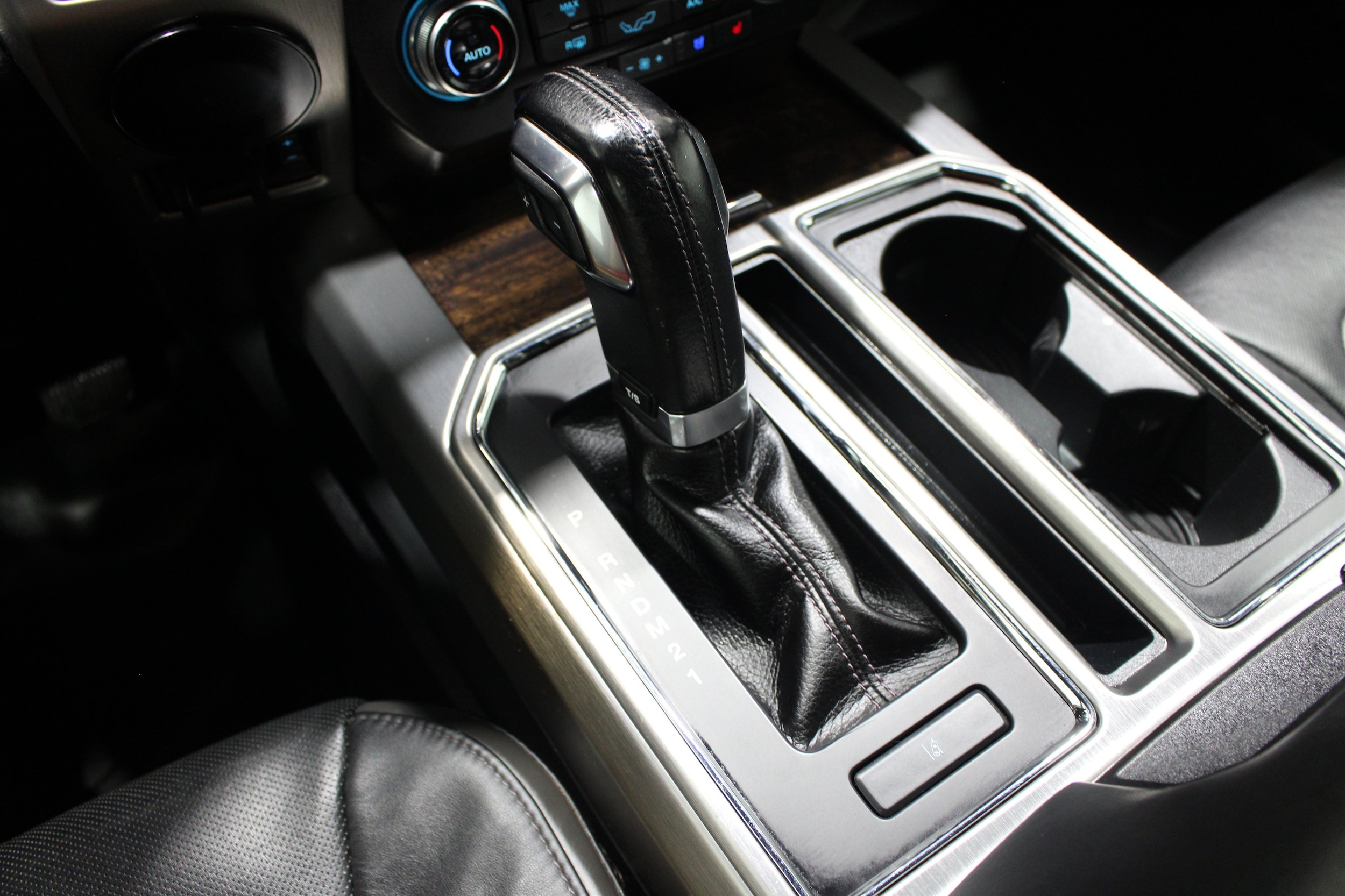 2015 Ford F-150 Platinum - Photo 19