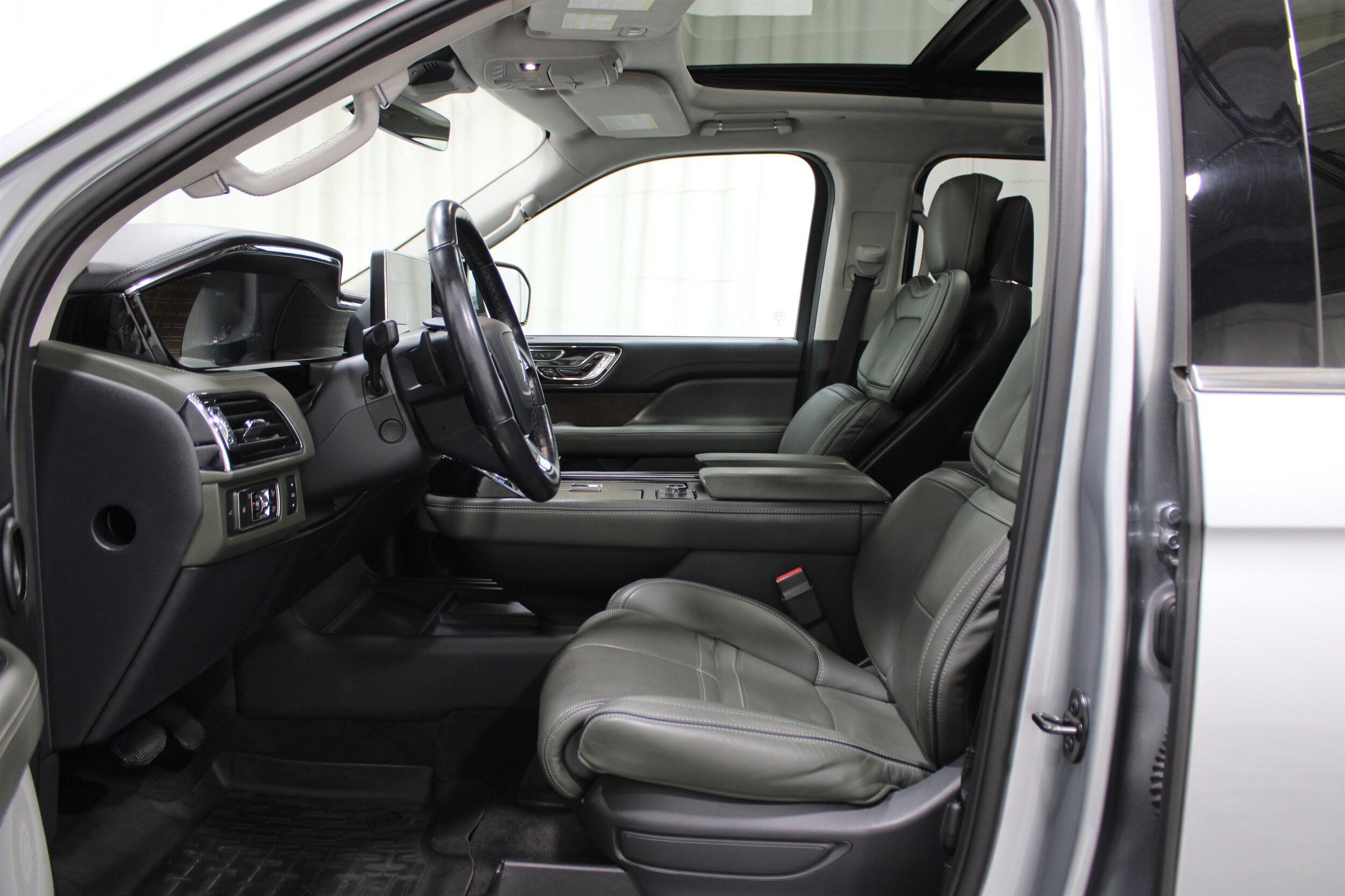 2022 Lincoln Navigator Black Label photo 3