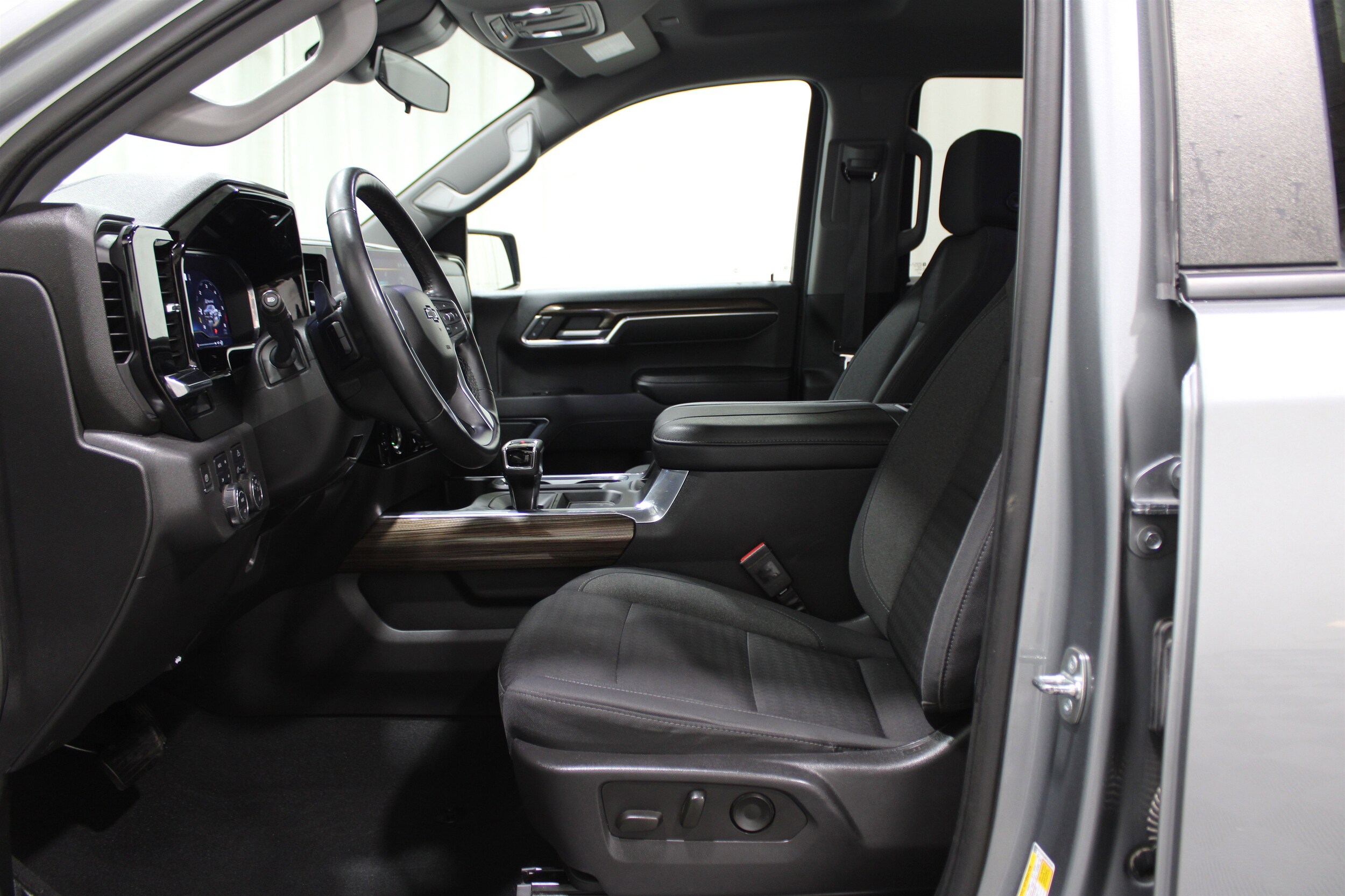 2023 Chevrolet Silverado 1500 LT Trail Boss photo 3