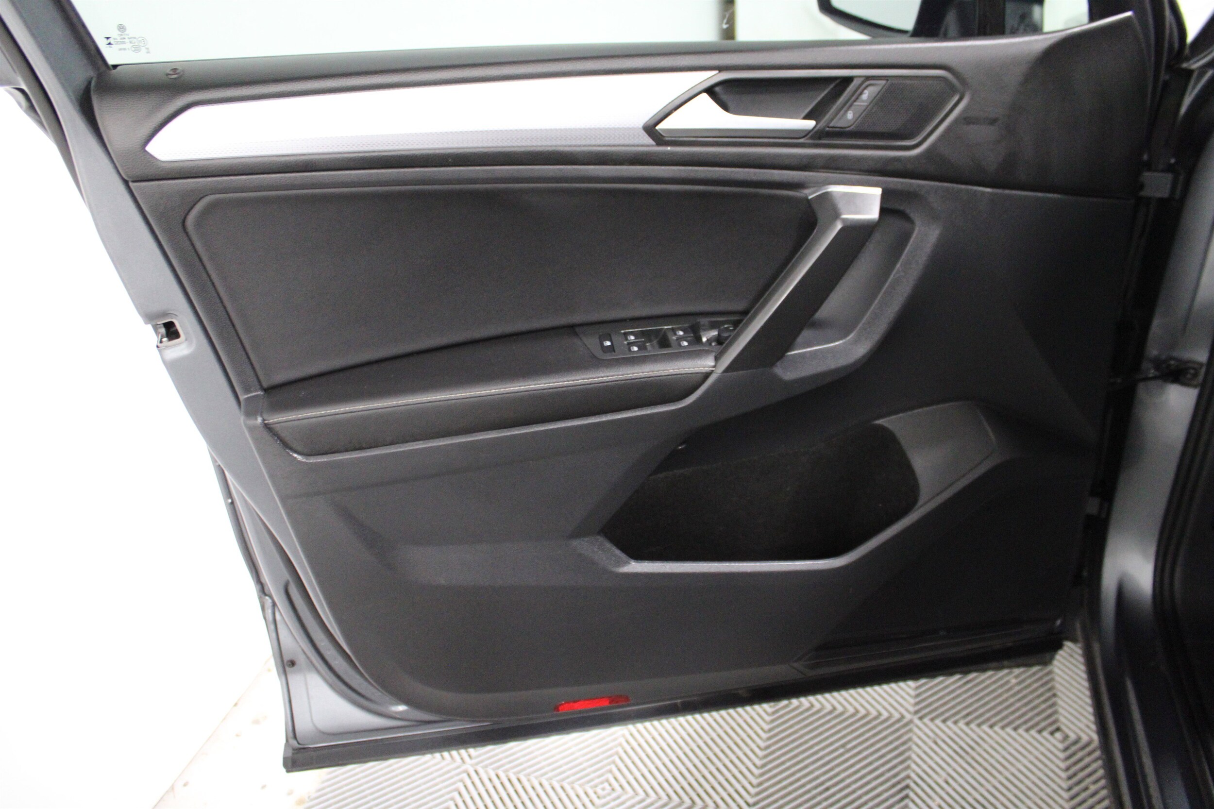 2023 Volkswagen Tiguan S photo 2