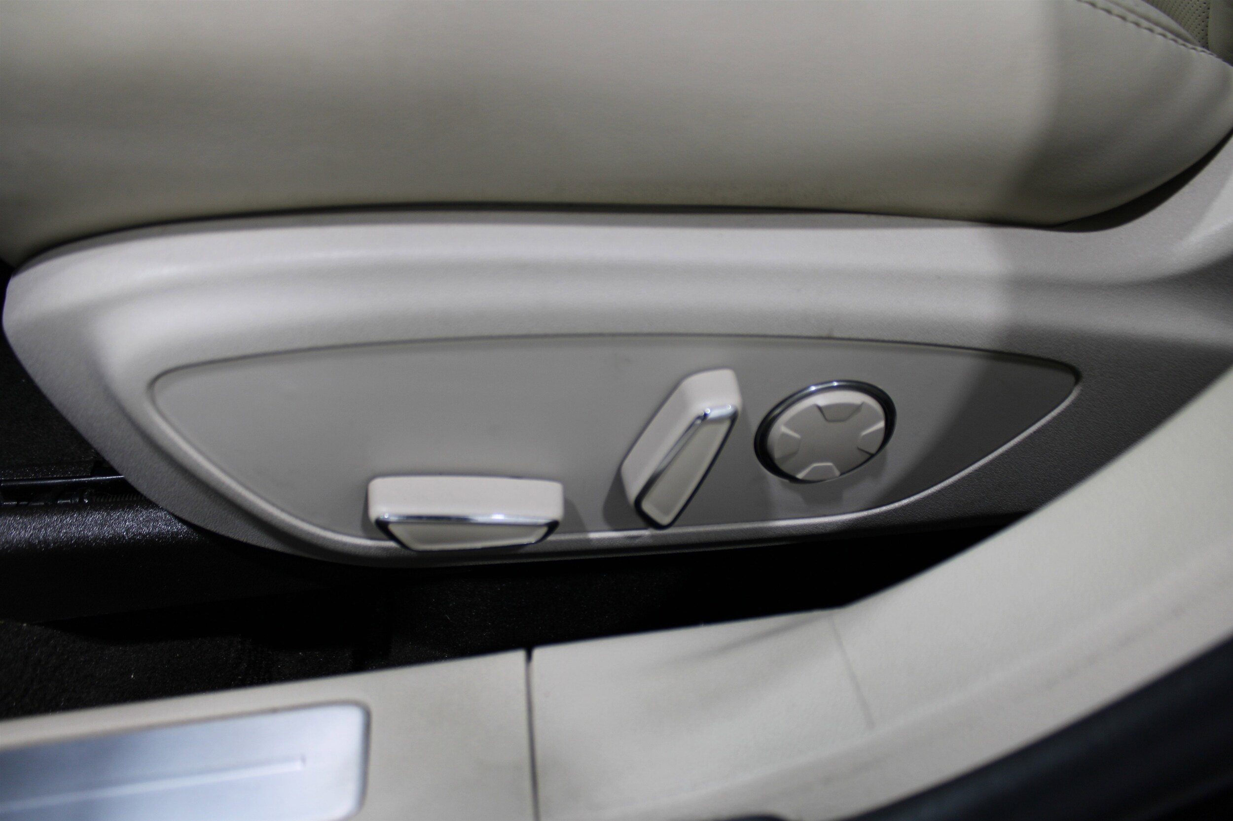 2020 Lincoln MKZ Hybrid Reserve photo 4