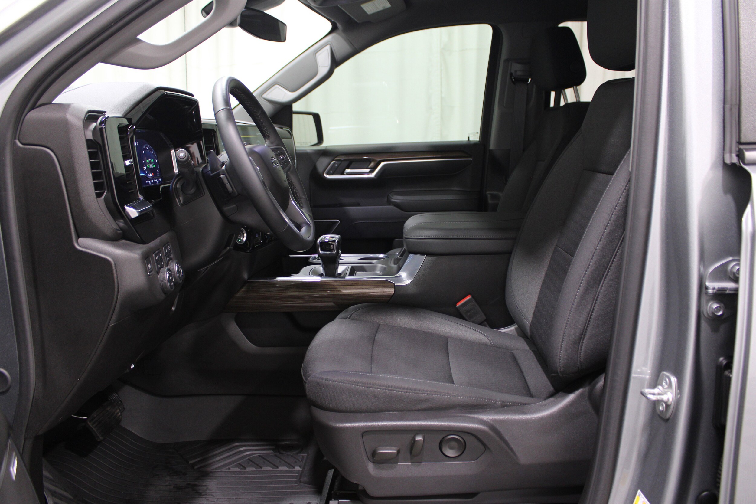 2025 Chevrolet Silverado 1500 RST photo 3
