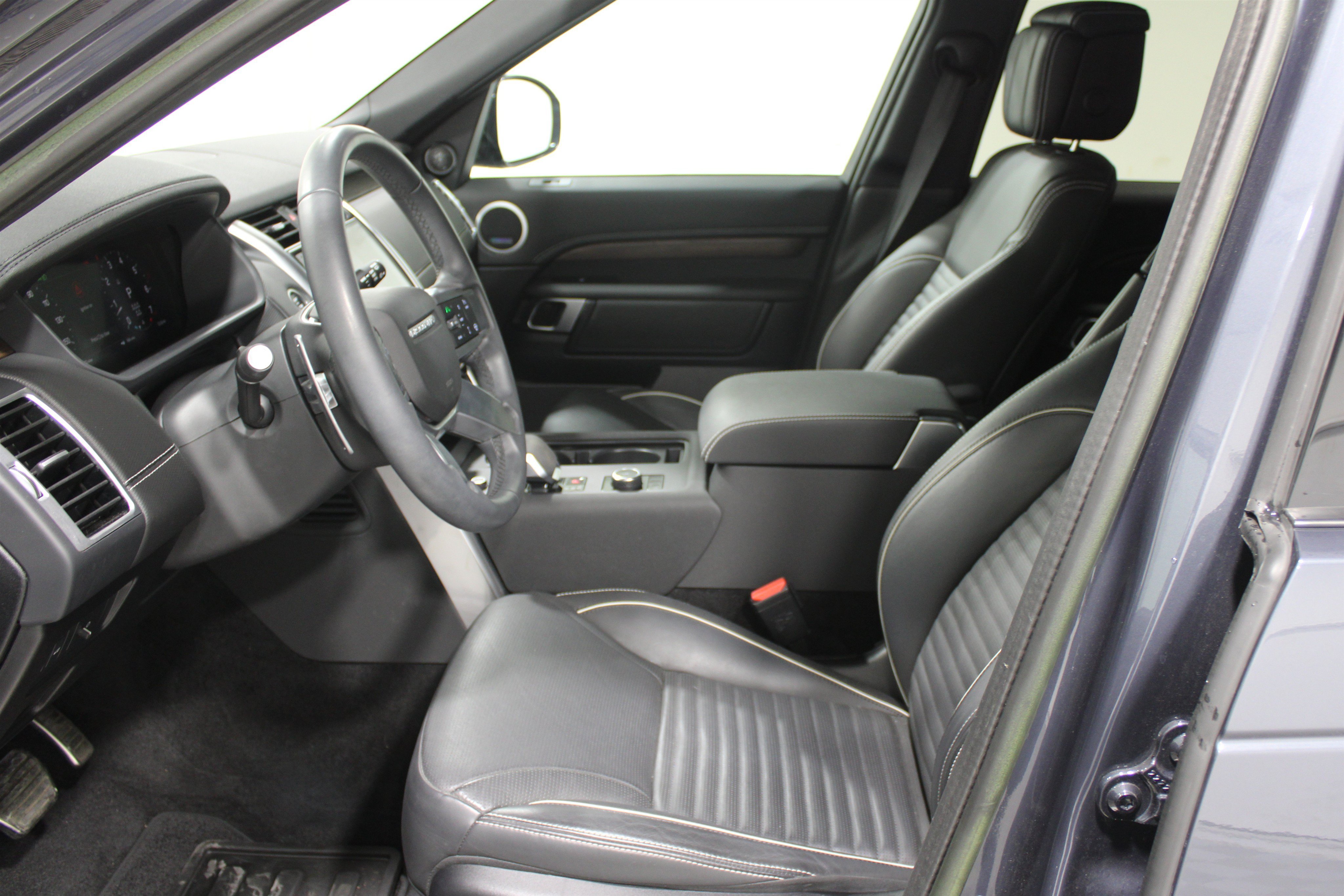 Used 2024 Land Rover Discovery Dynamic SE SUV