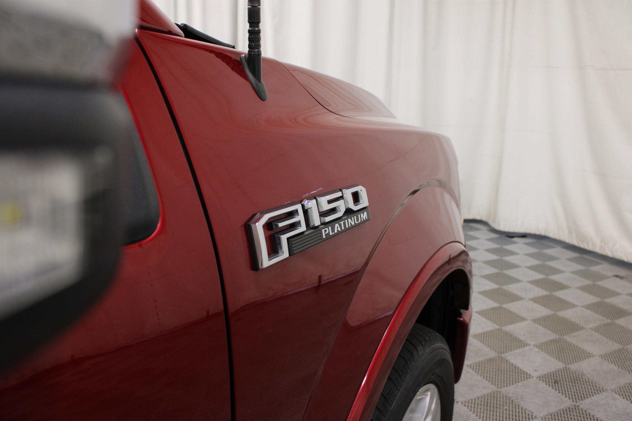 2015 Ford F-150 Platinum - Photo 29